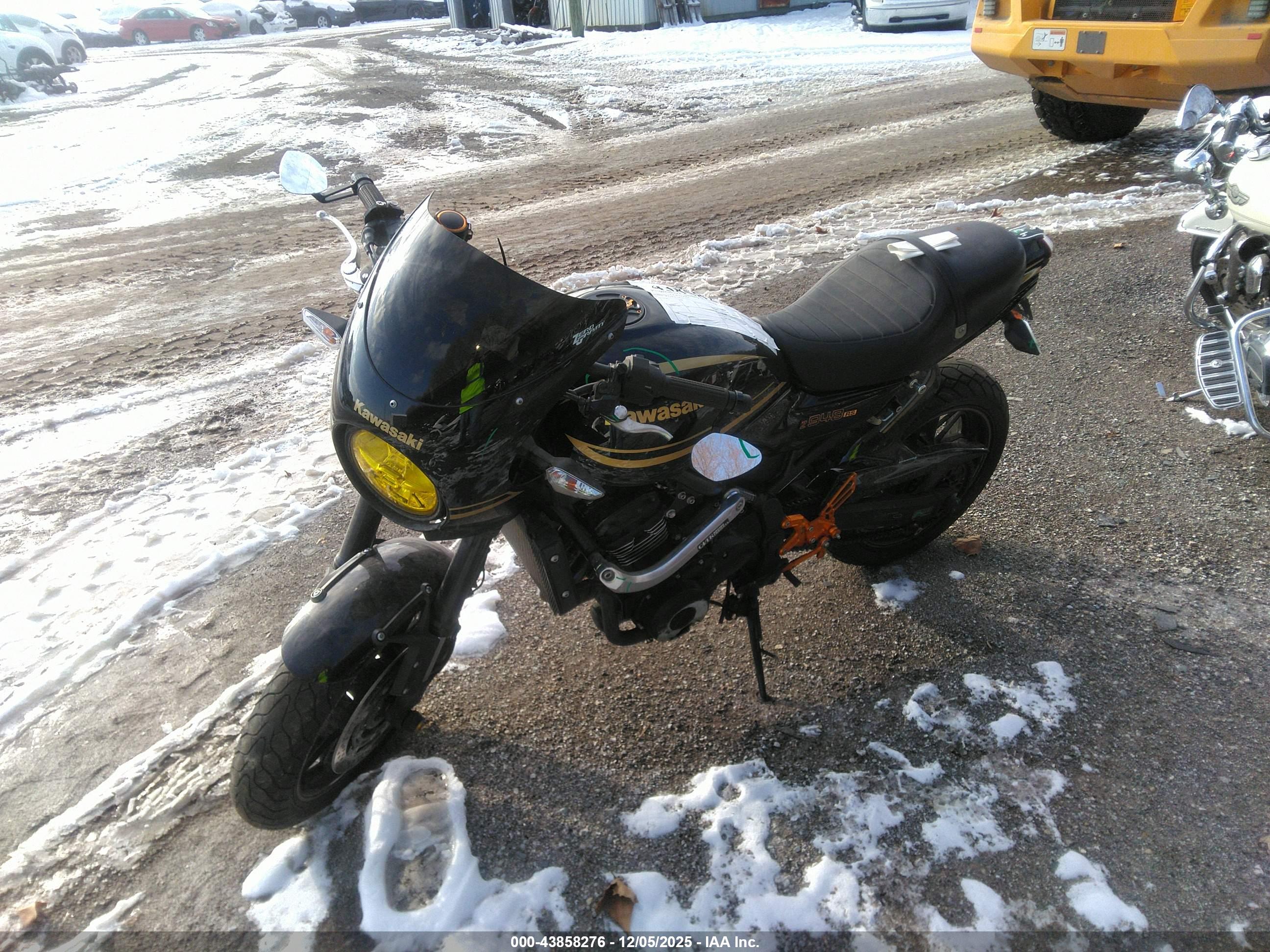 KAWASAKI ZR900 image 2