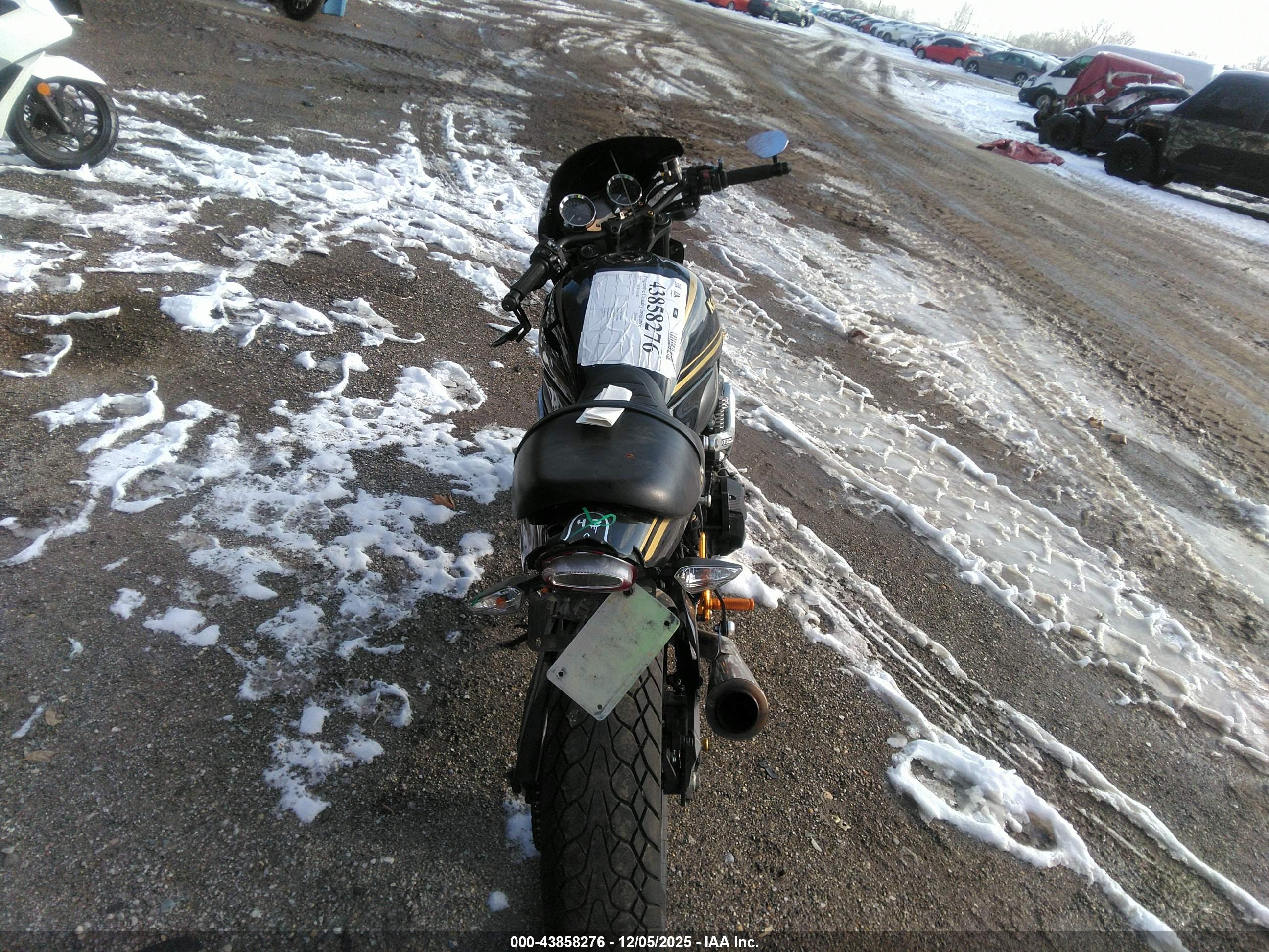 KAWASAKI ZR900 image 6