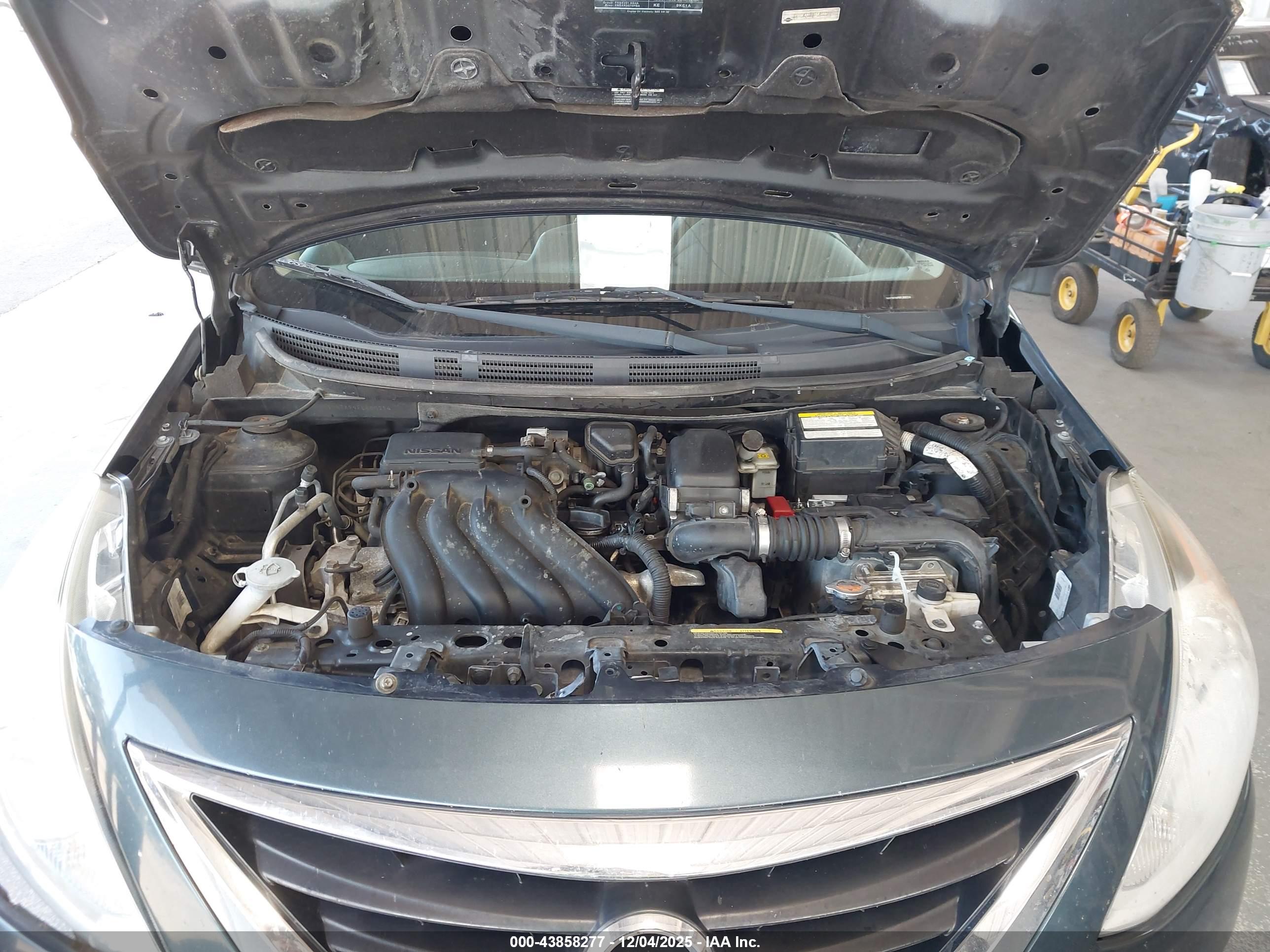 NISSAN VERSA image 10