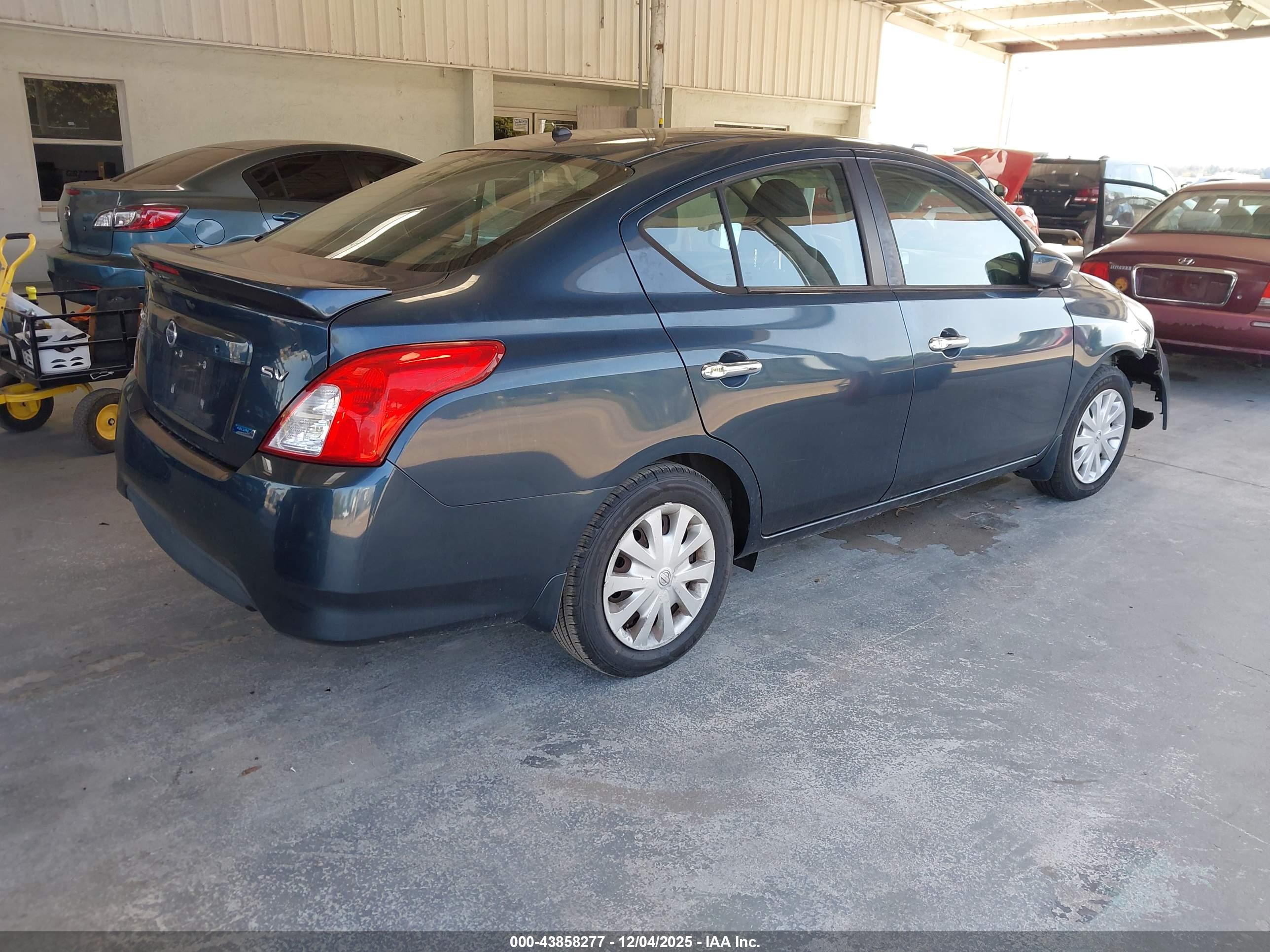 NISSAN VERSA image 4