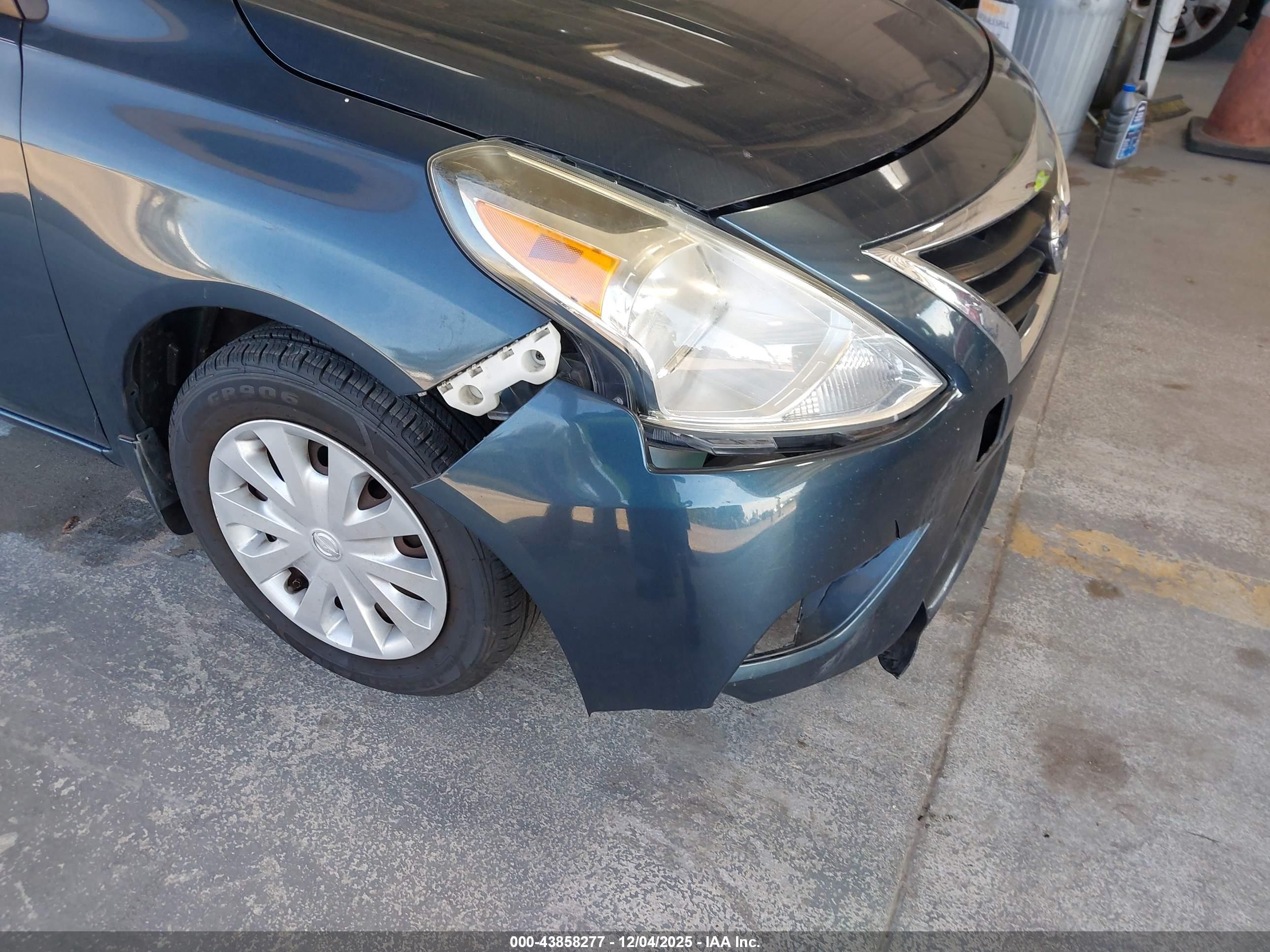 NISSAN VERSA image 6