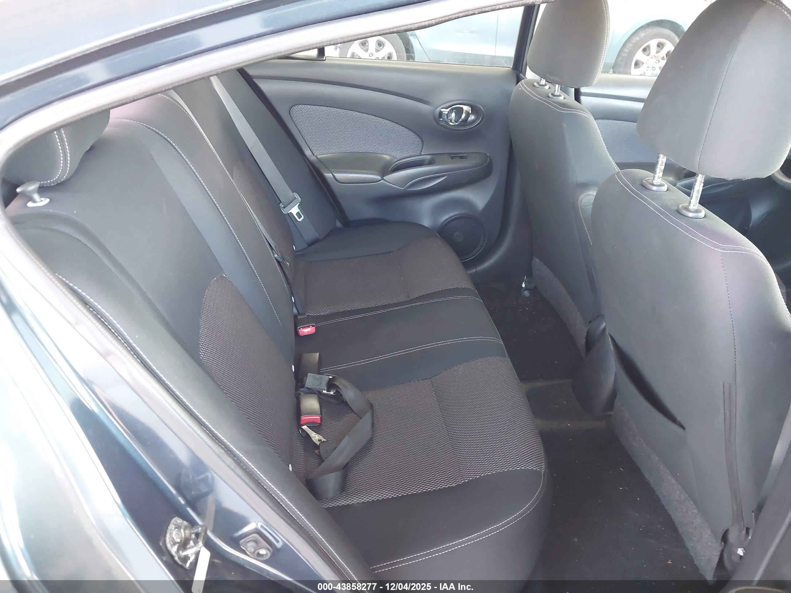 NISSAN VERSA image 8