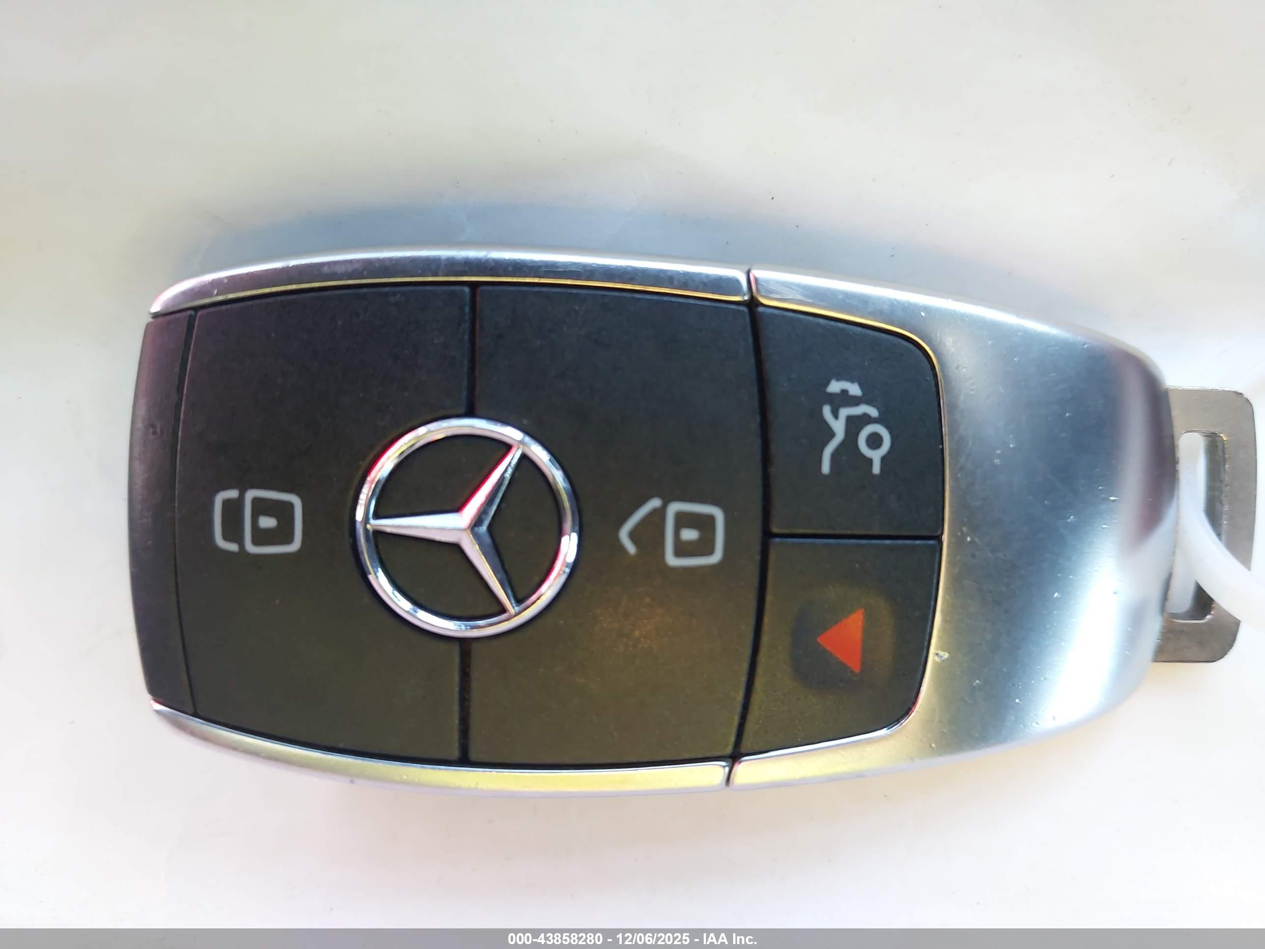 MERCEDES-BENZ GLA image 11