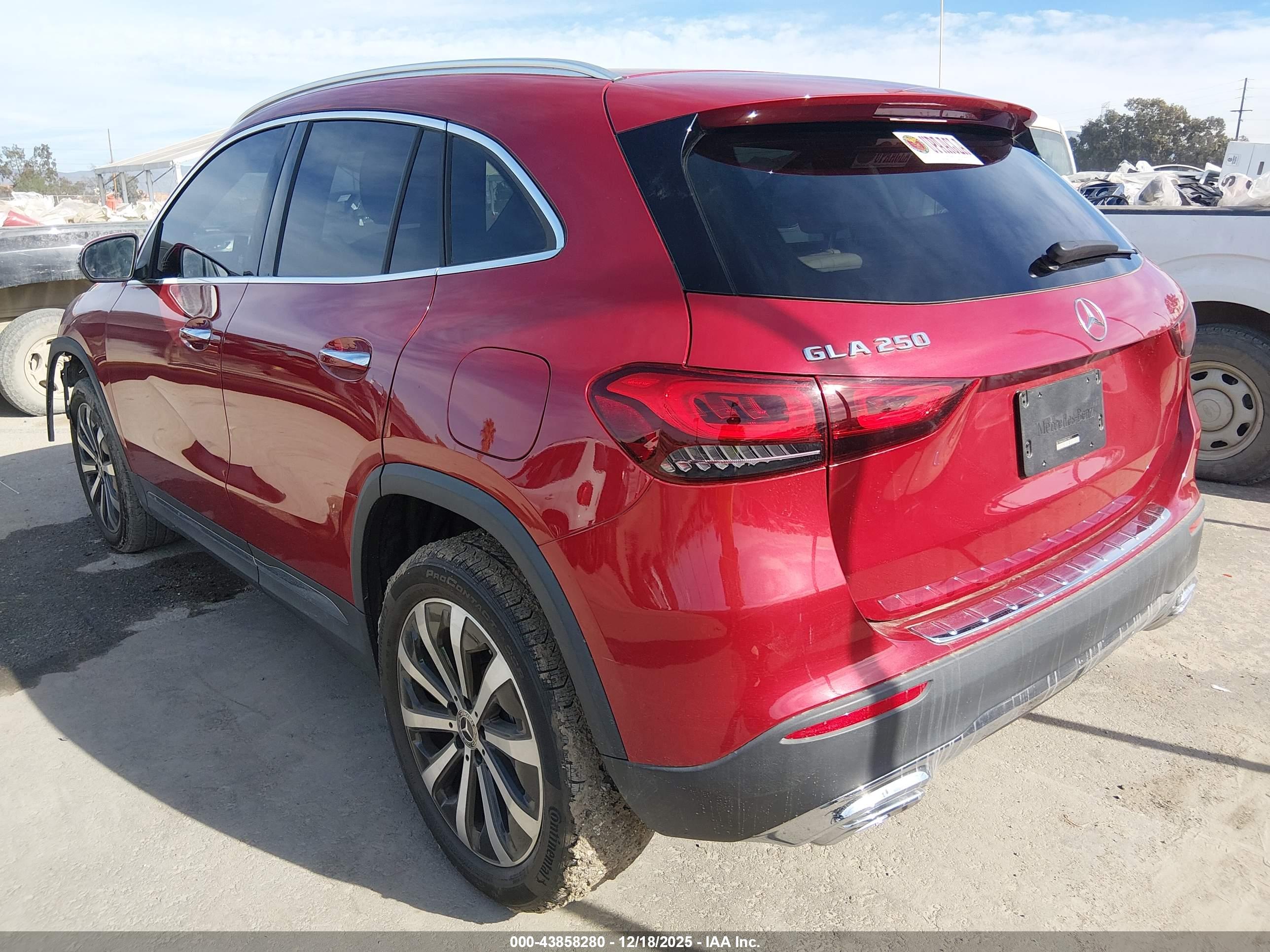 MERCEDES-BENZ GLA image 3