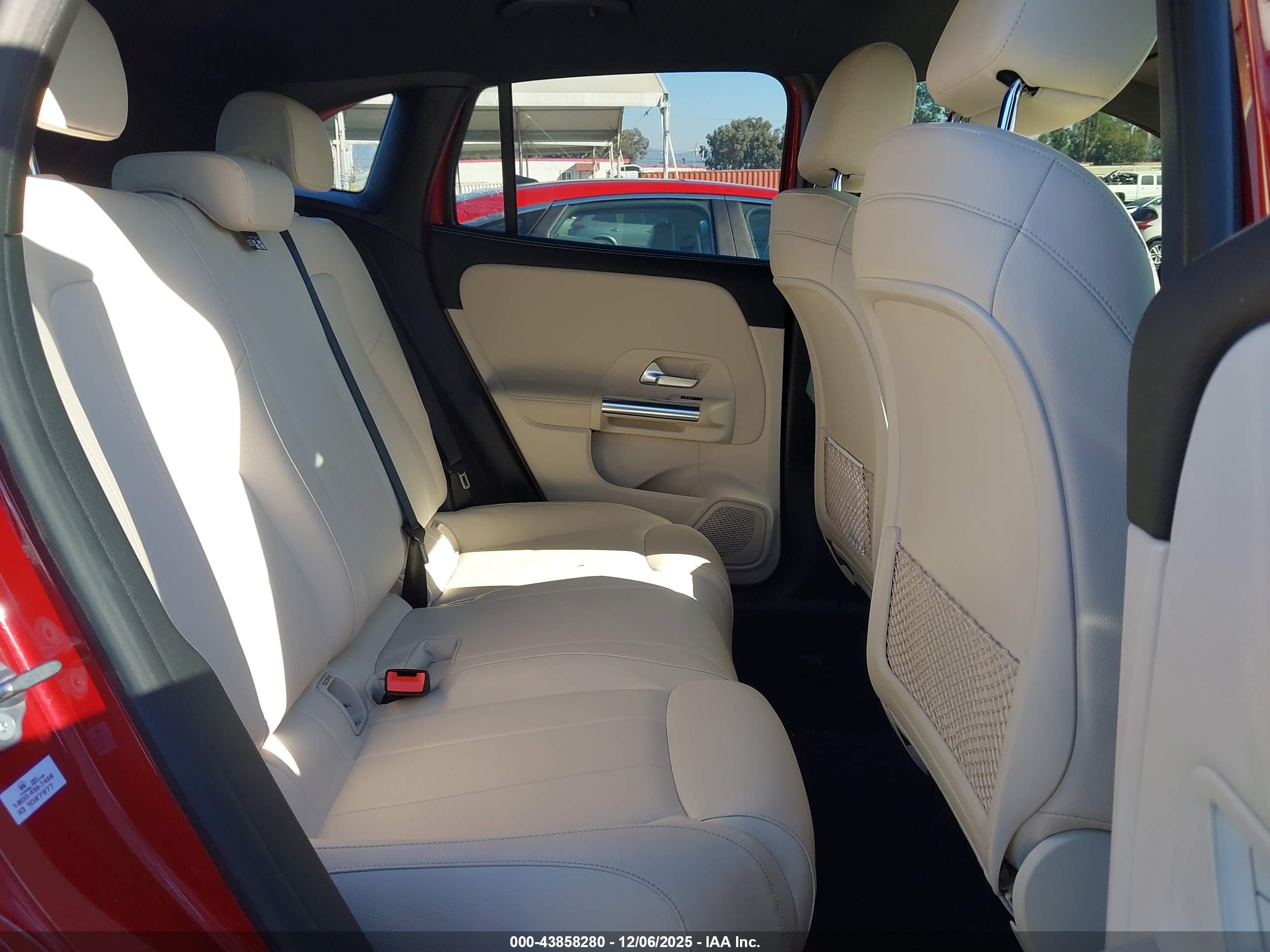 MERCEDES-BENZ GLA image 8