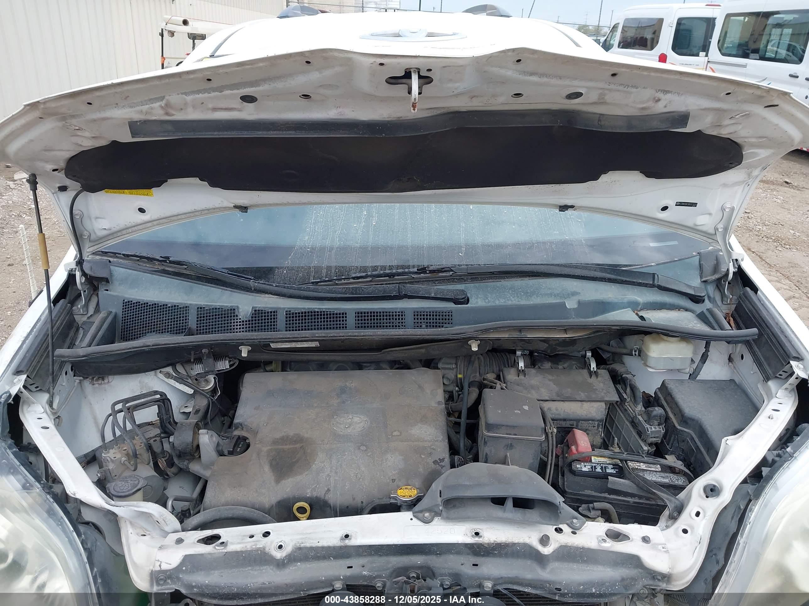 TOYOTA SIENNA image 10