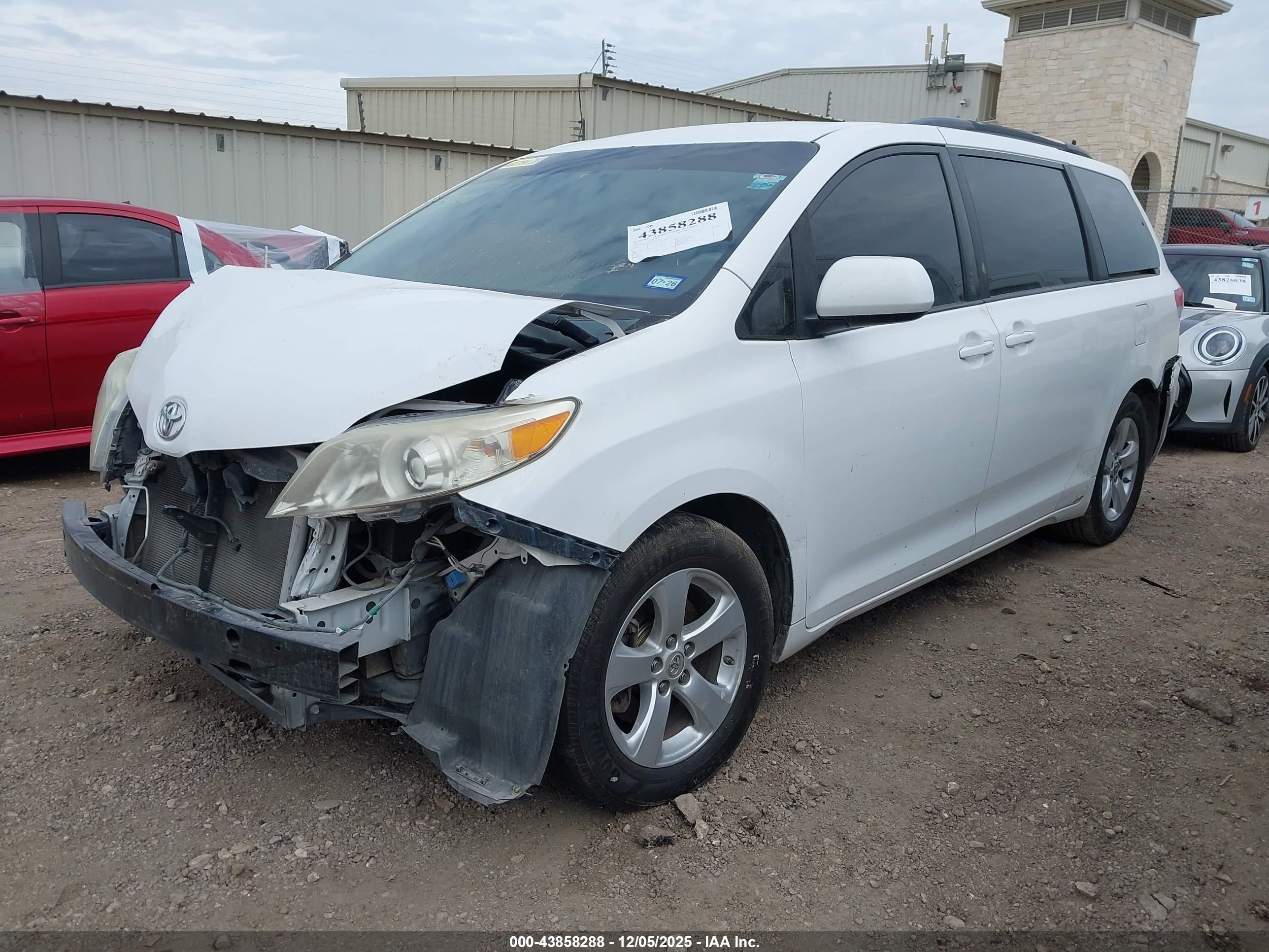 TOYOTA SIENNA image 2