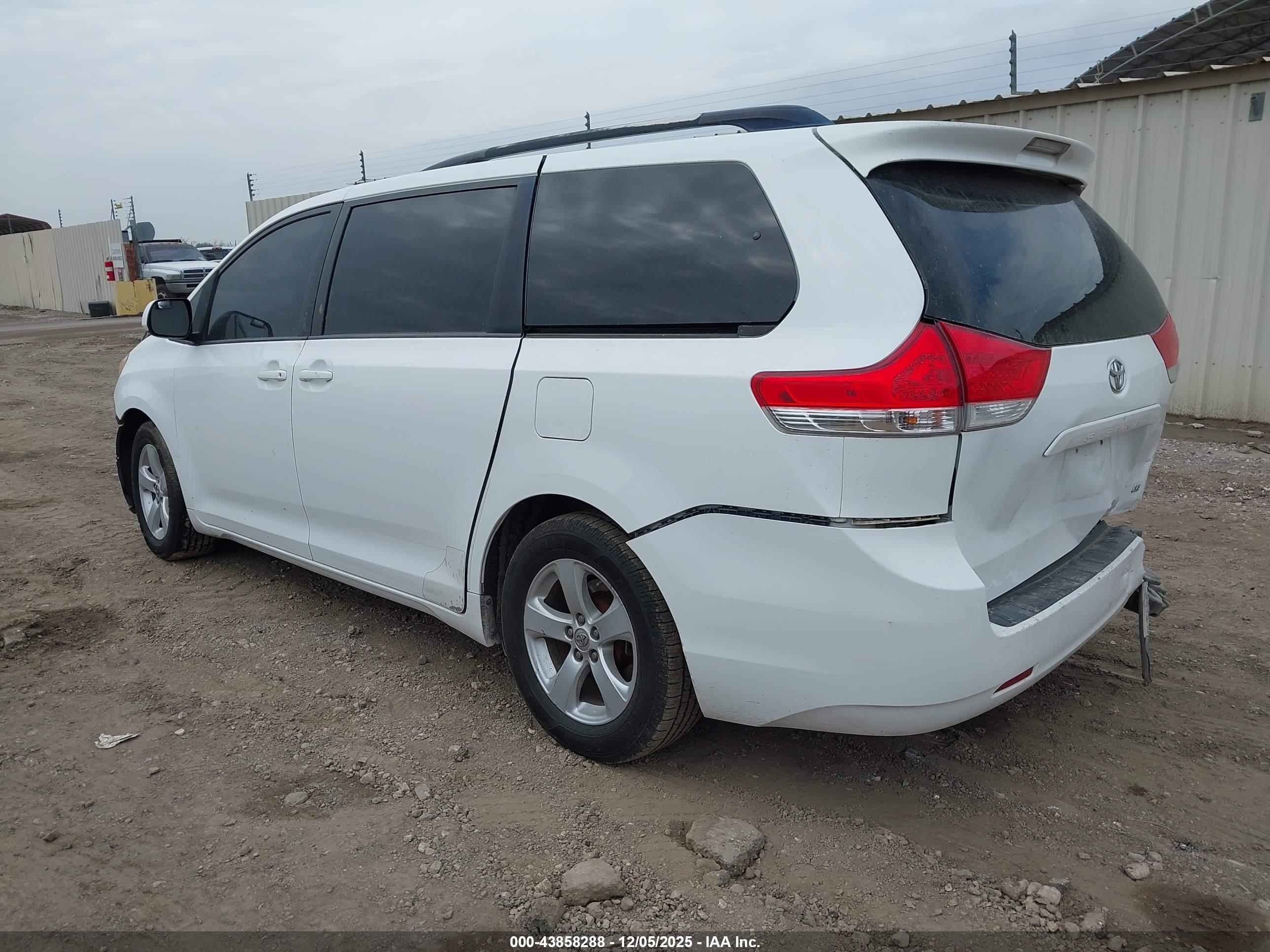 TOYOTA SIENNA image 3