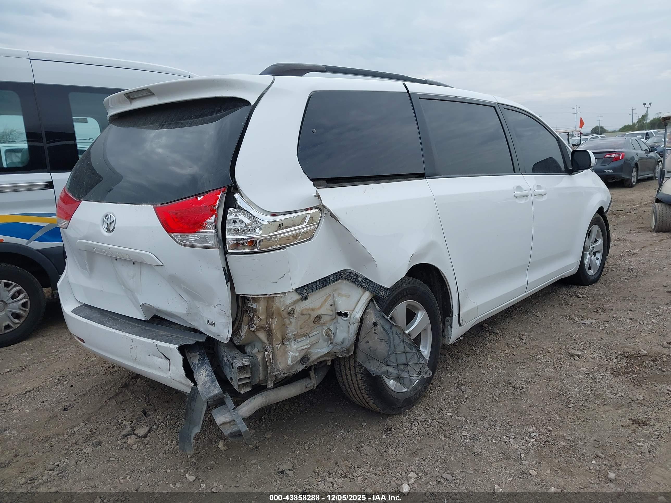TOYOTA SIENNA image 4