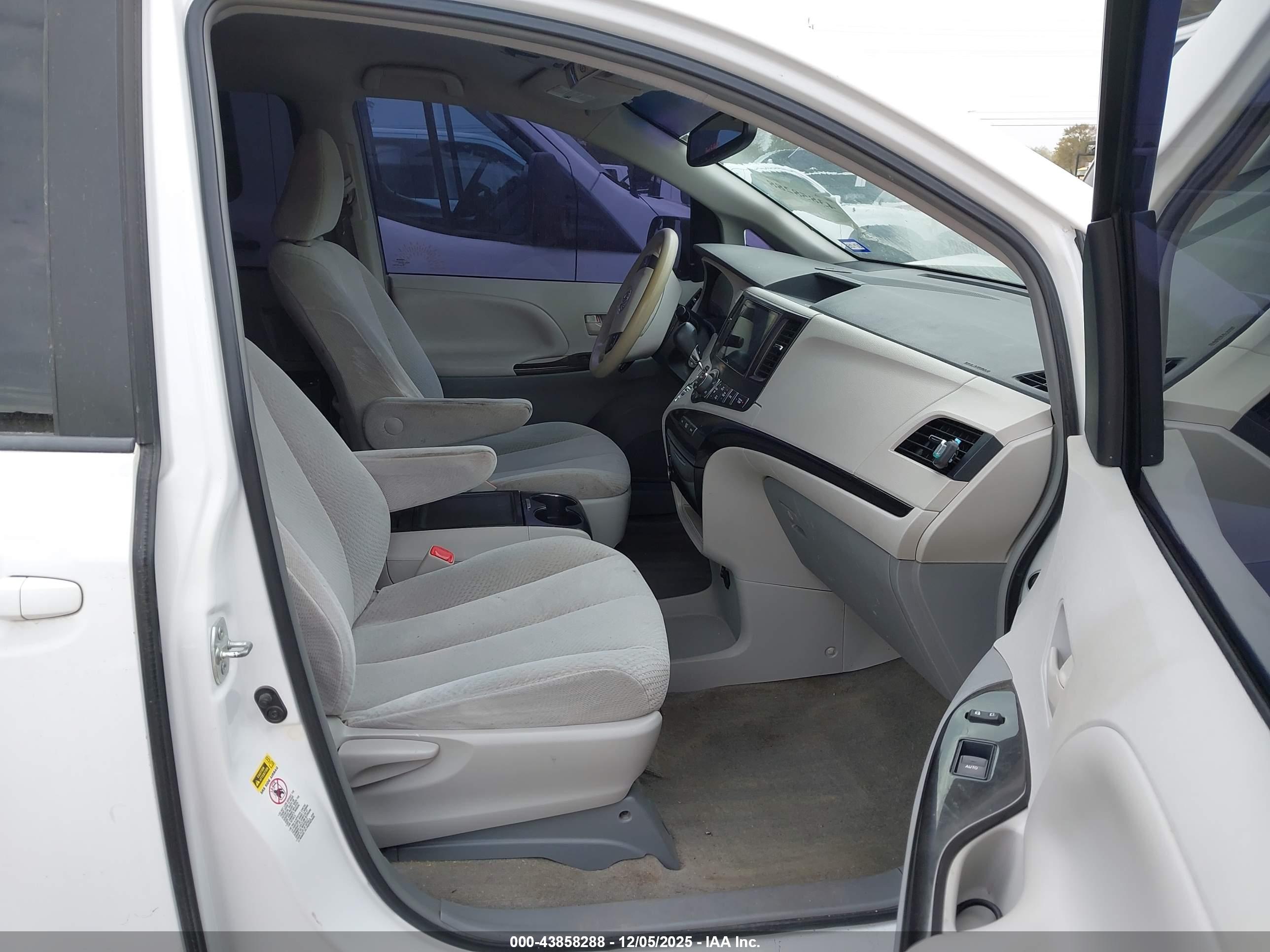 TOYOTA SIENNA image 5