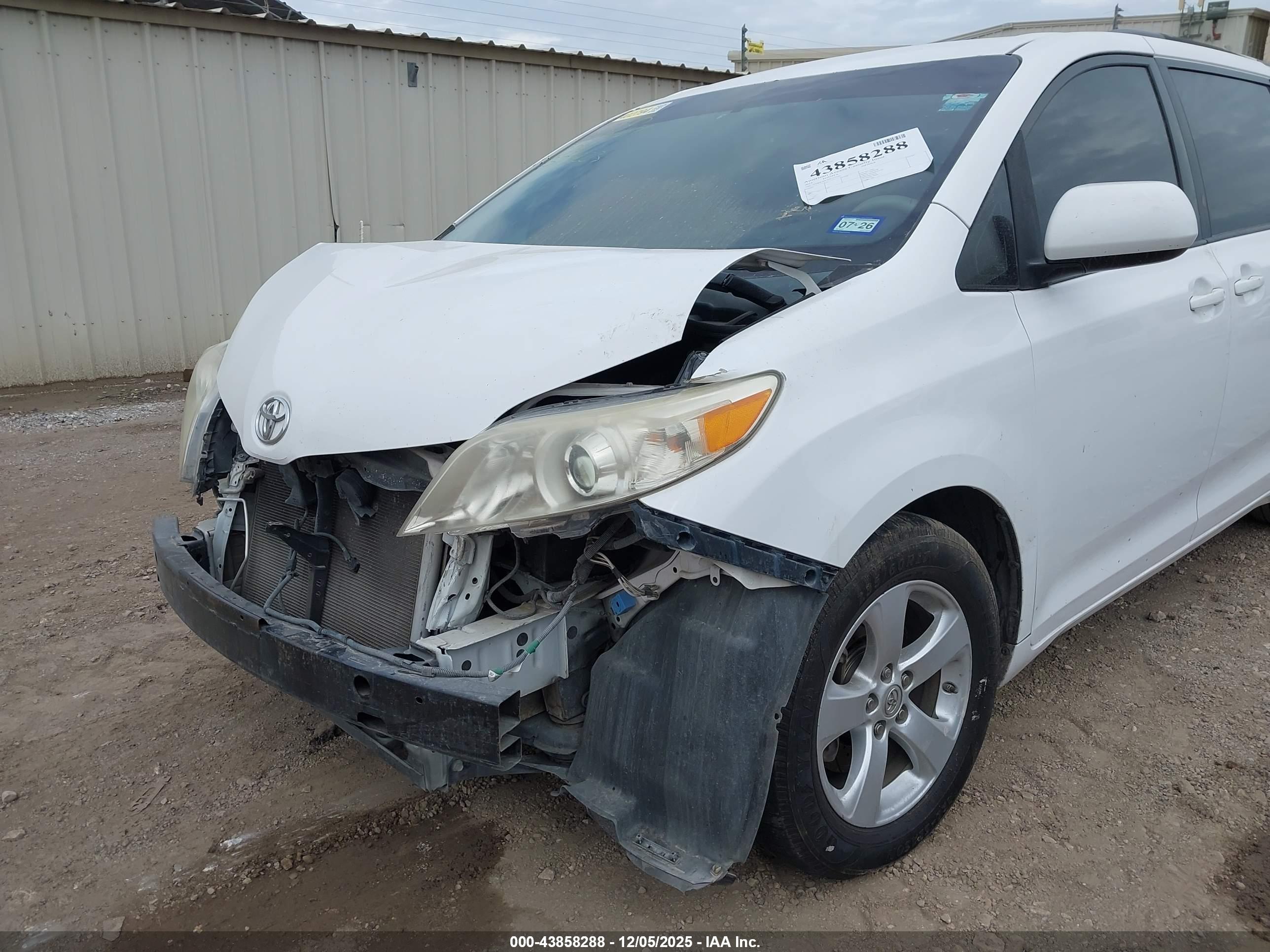 TOYOTA SIENNA image 6