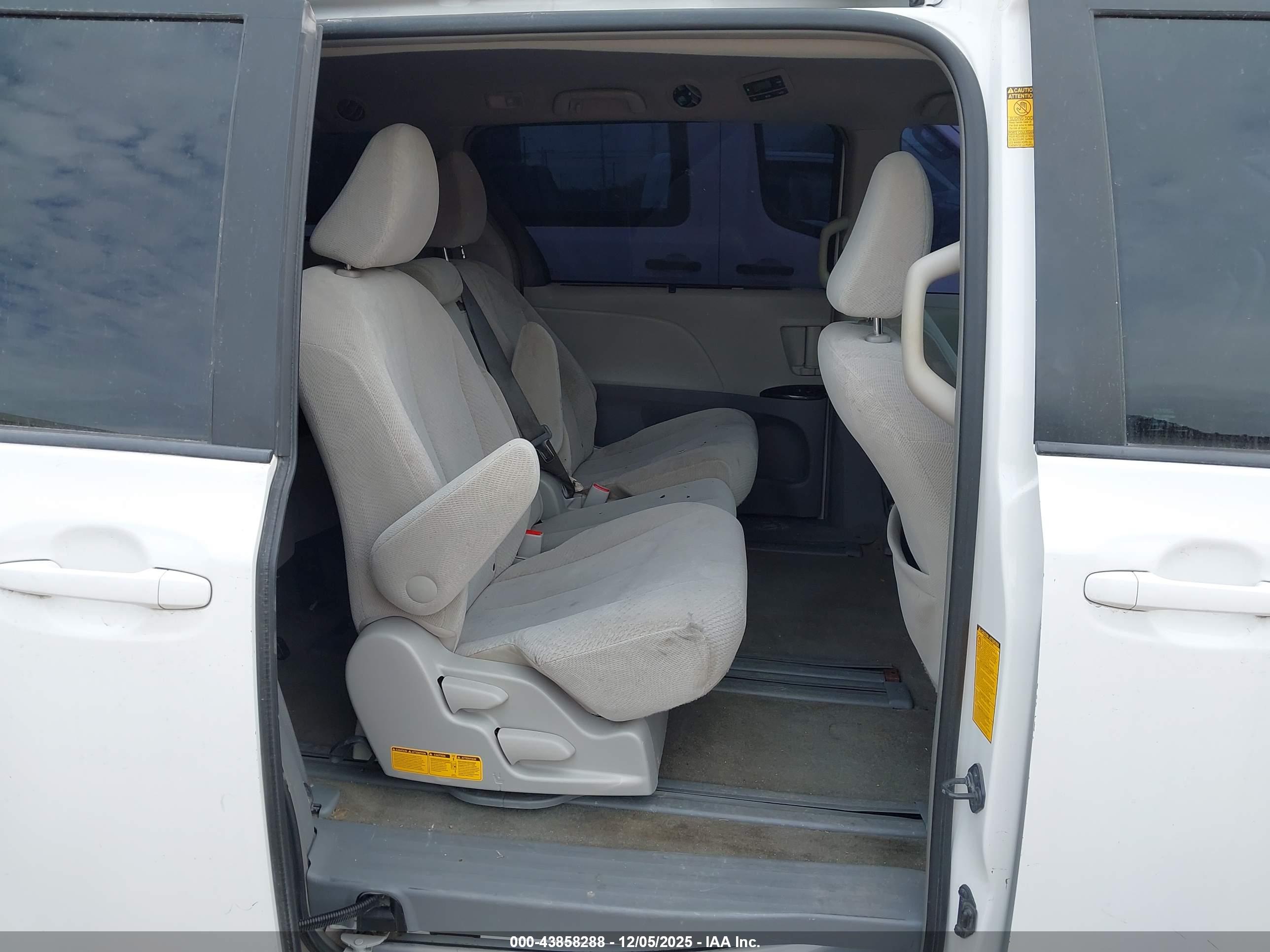 TOYOTA SIENNA image 8