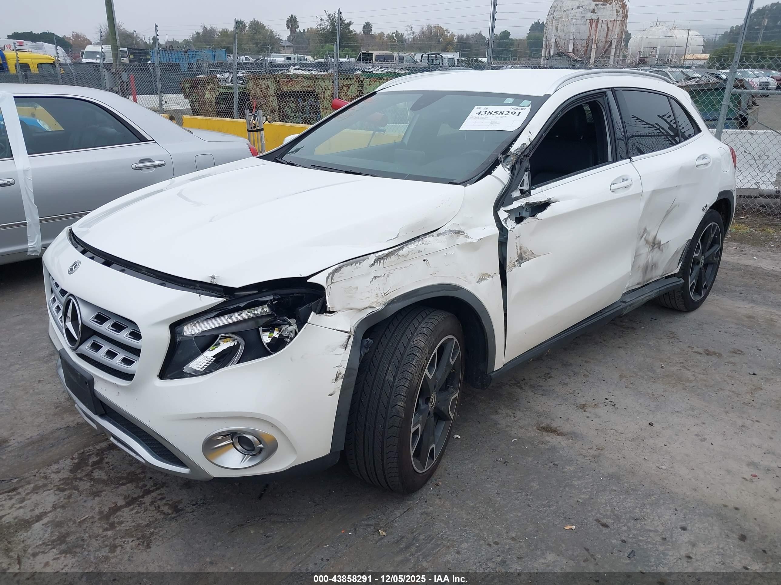 MERCEDES-BENZ GLA image 2