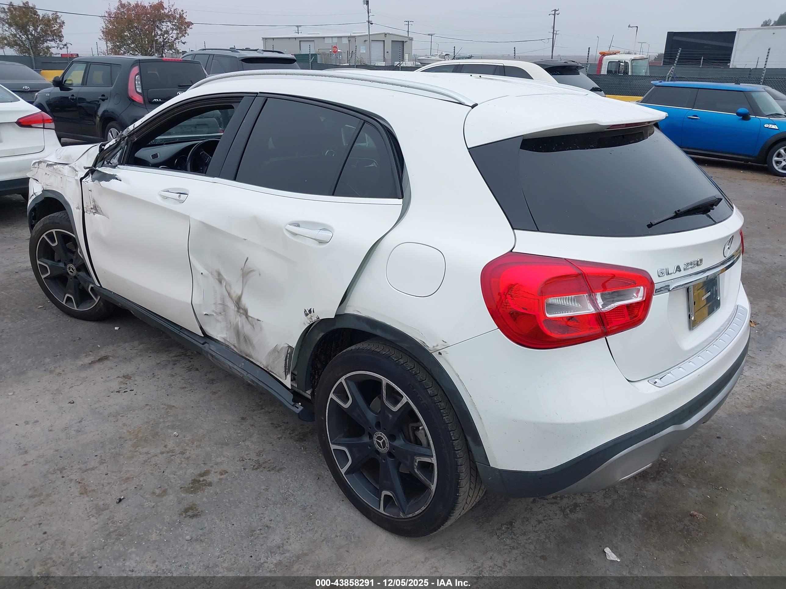 MERCEDES-BENZ GLA image 3
