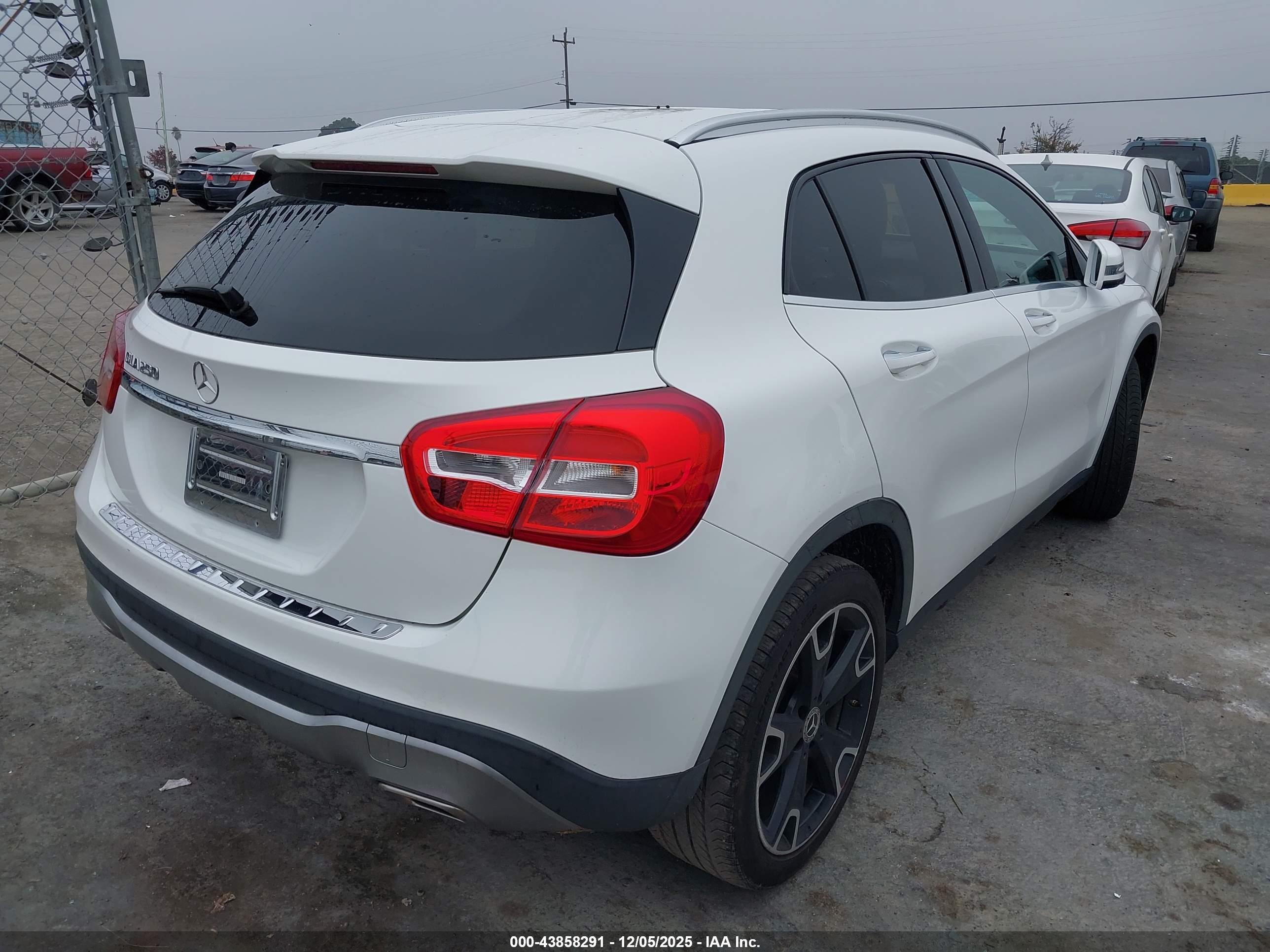 MERCEDES-BENZ GLA image 4