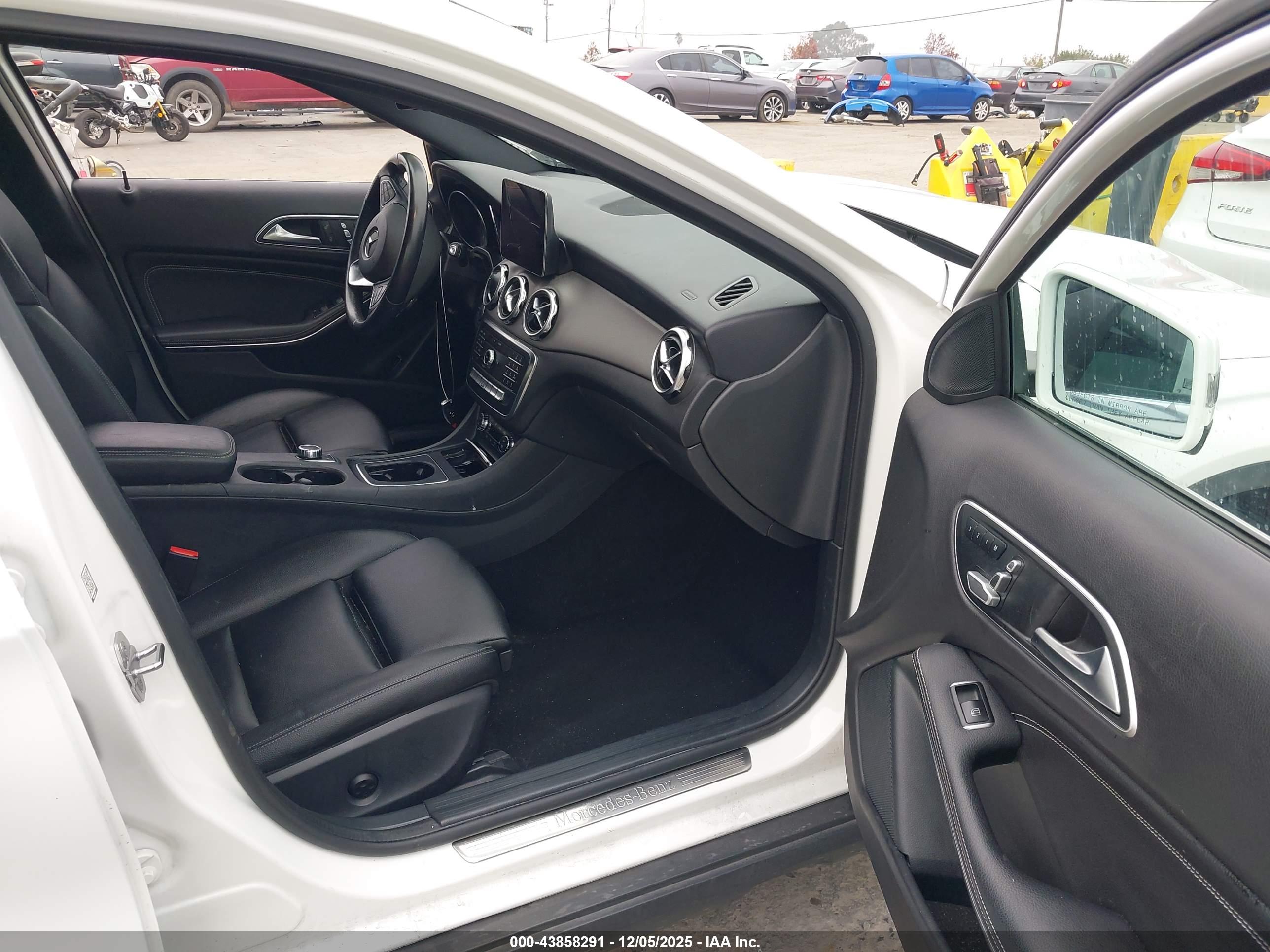 MERCEDES-BENZ GLA image 5