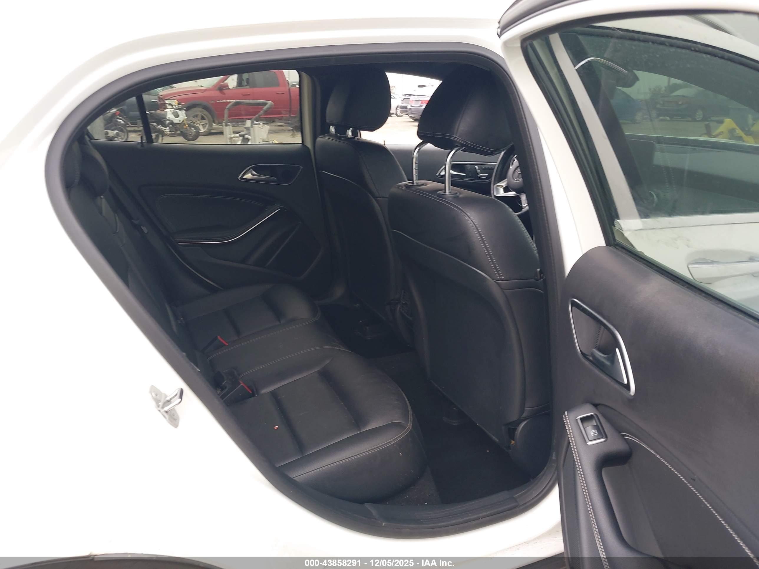MERCEDES-BENZ GLA image 8