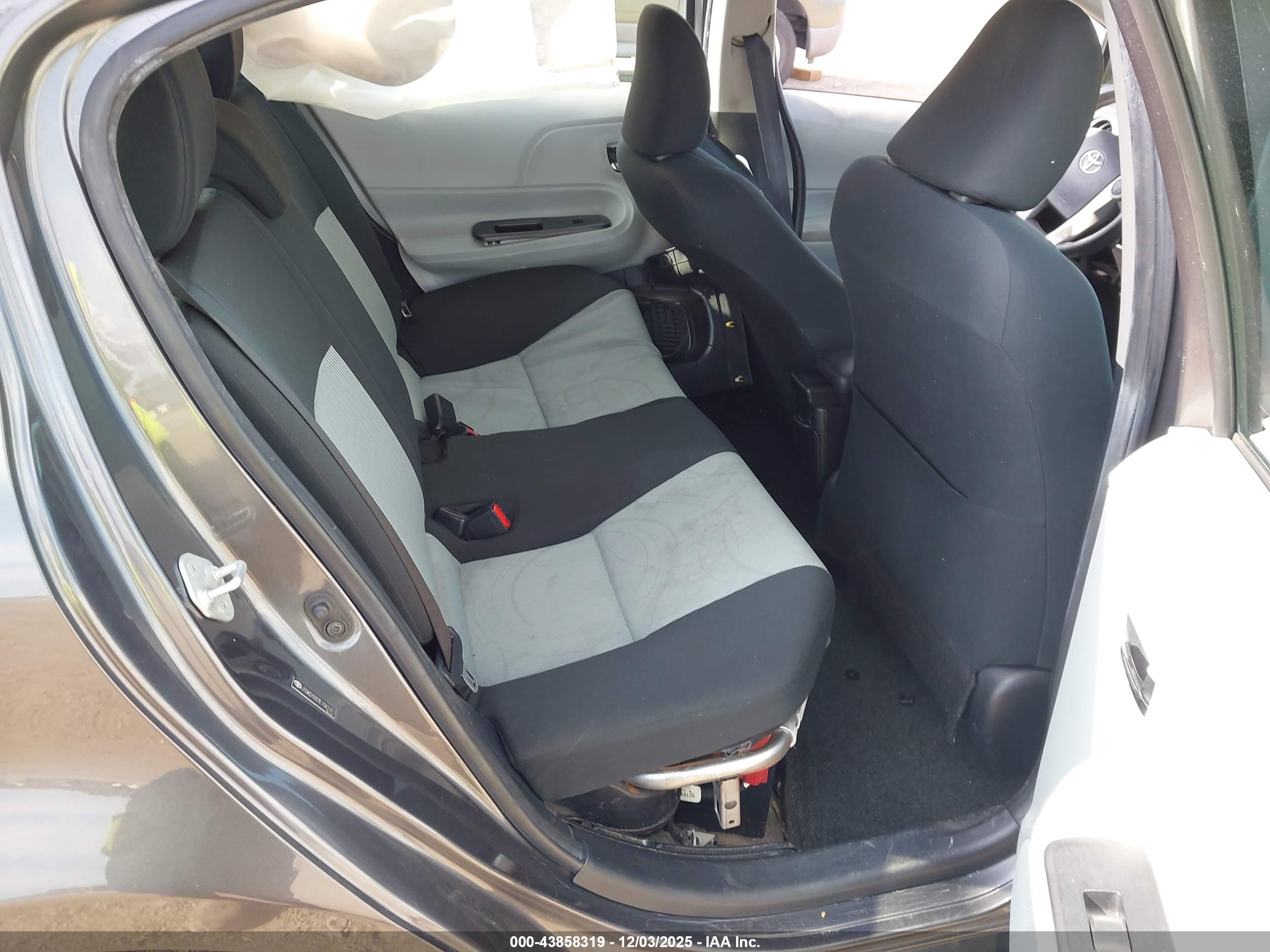 TOYOTA PRIUS image 8