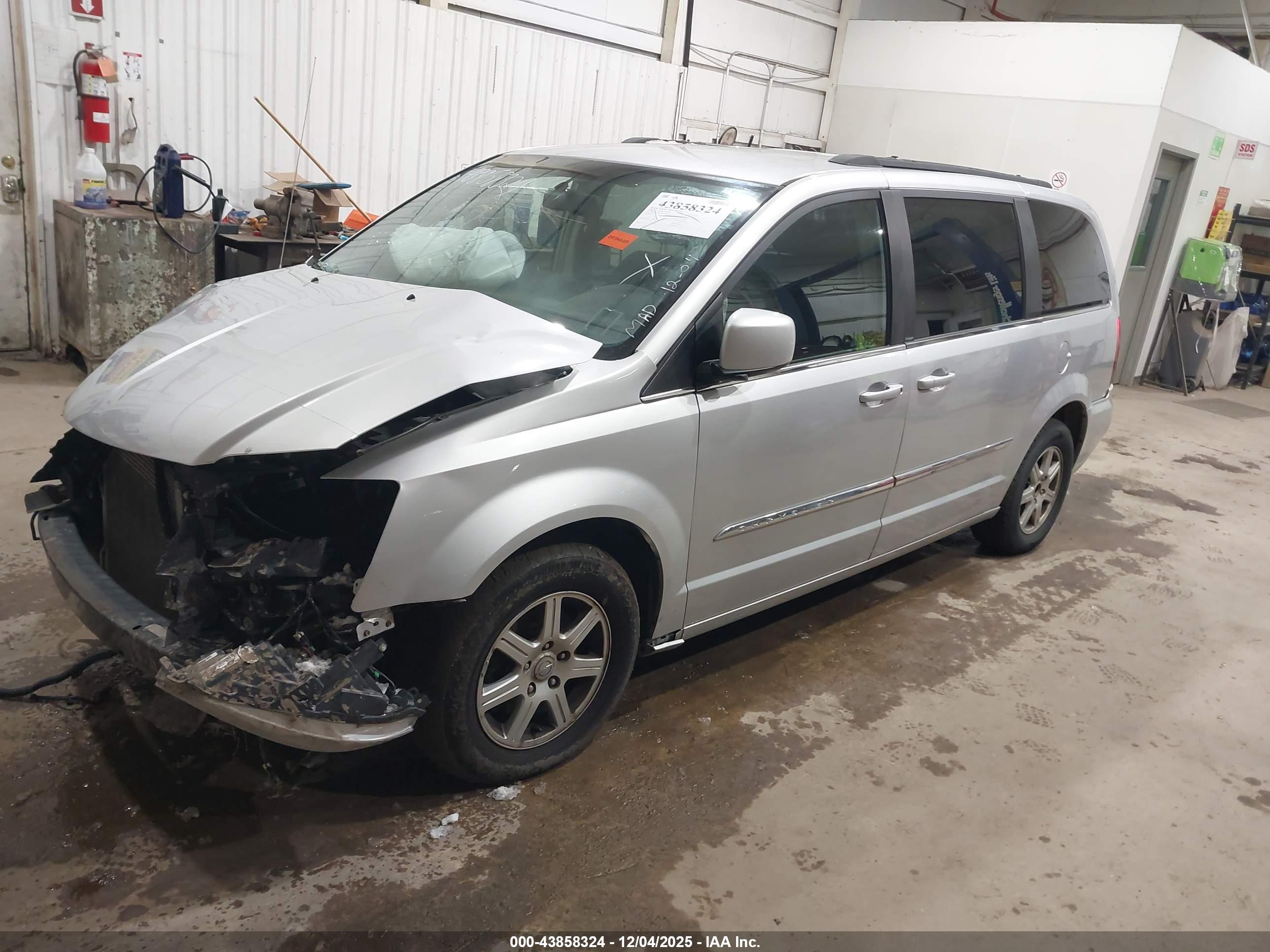CHRYSLER TOWN image 2