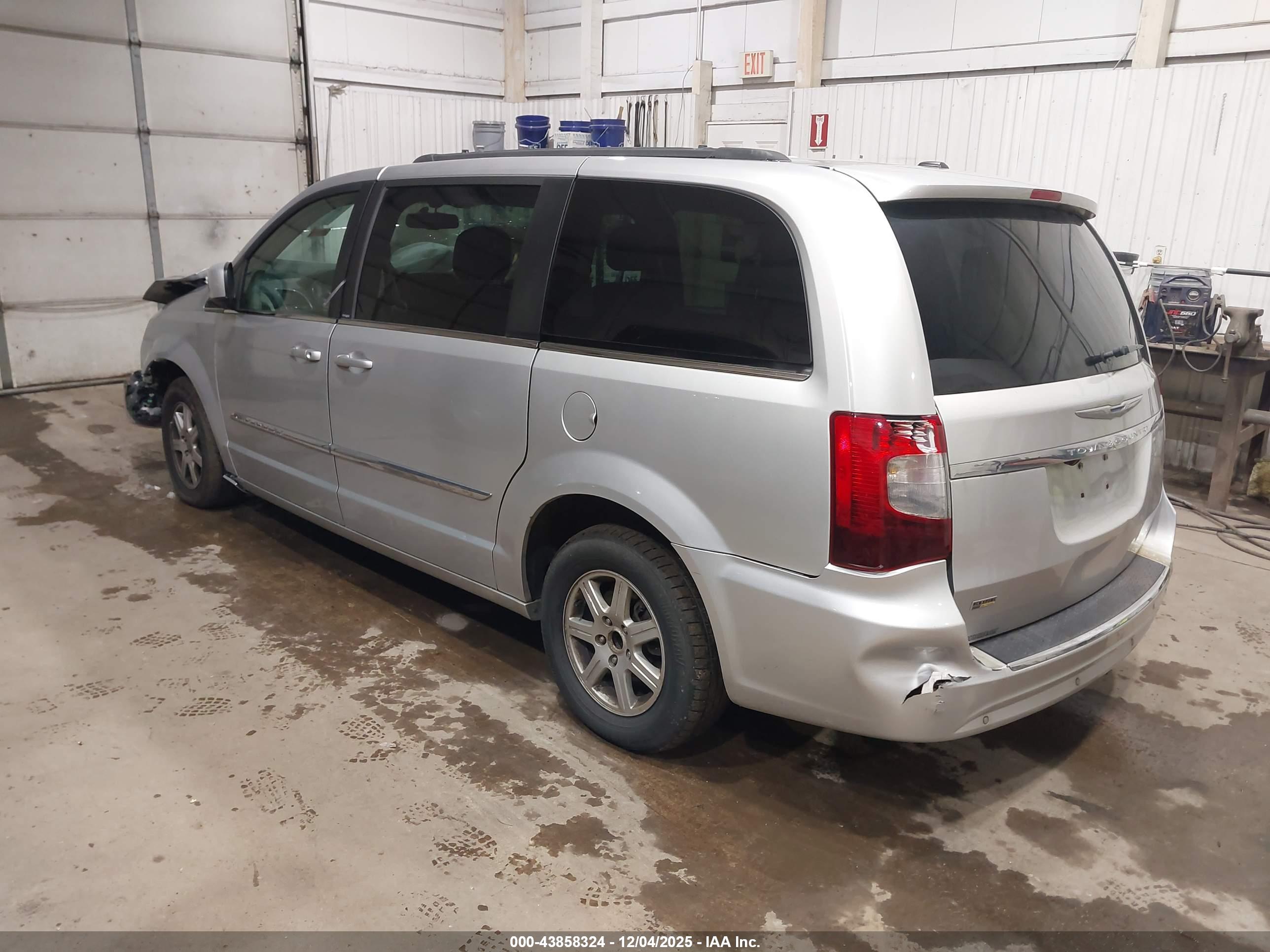 CHRYSLER TOWN image 3