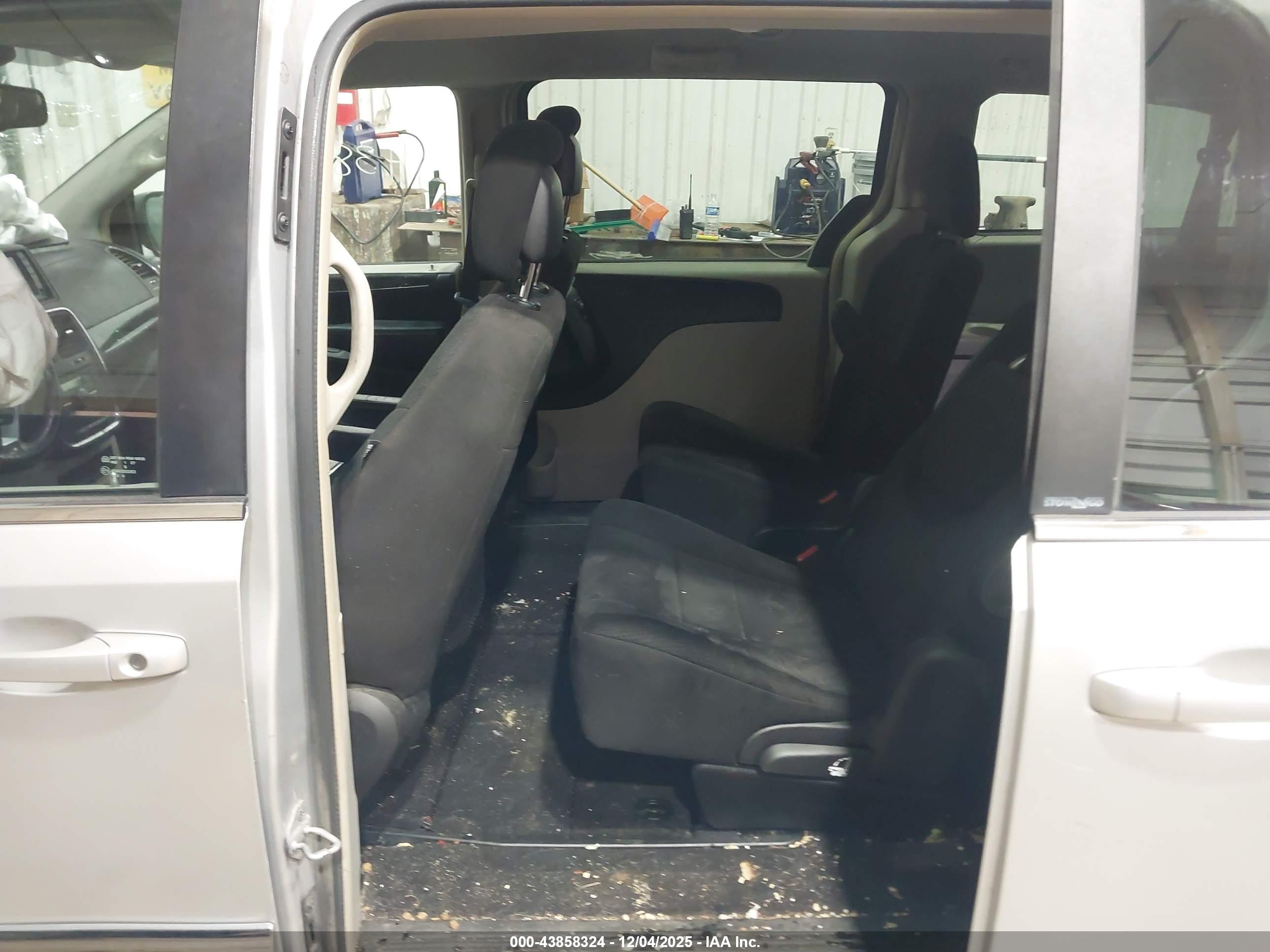 CHRYSLER TOWN image 8
