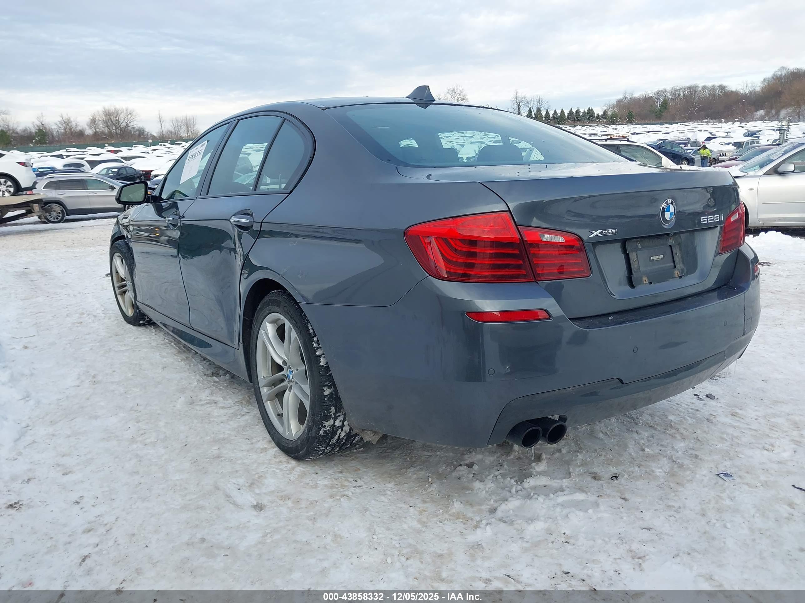 BMW 528I image 3