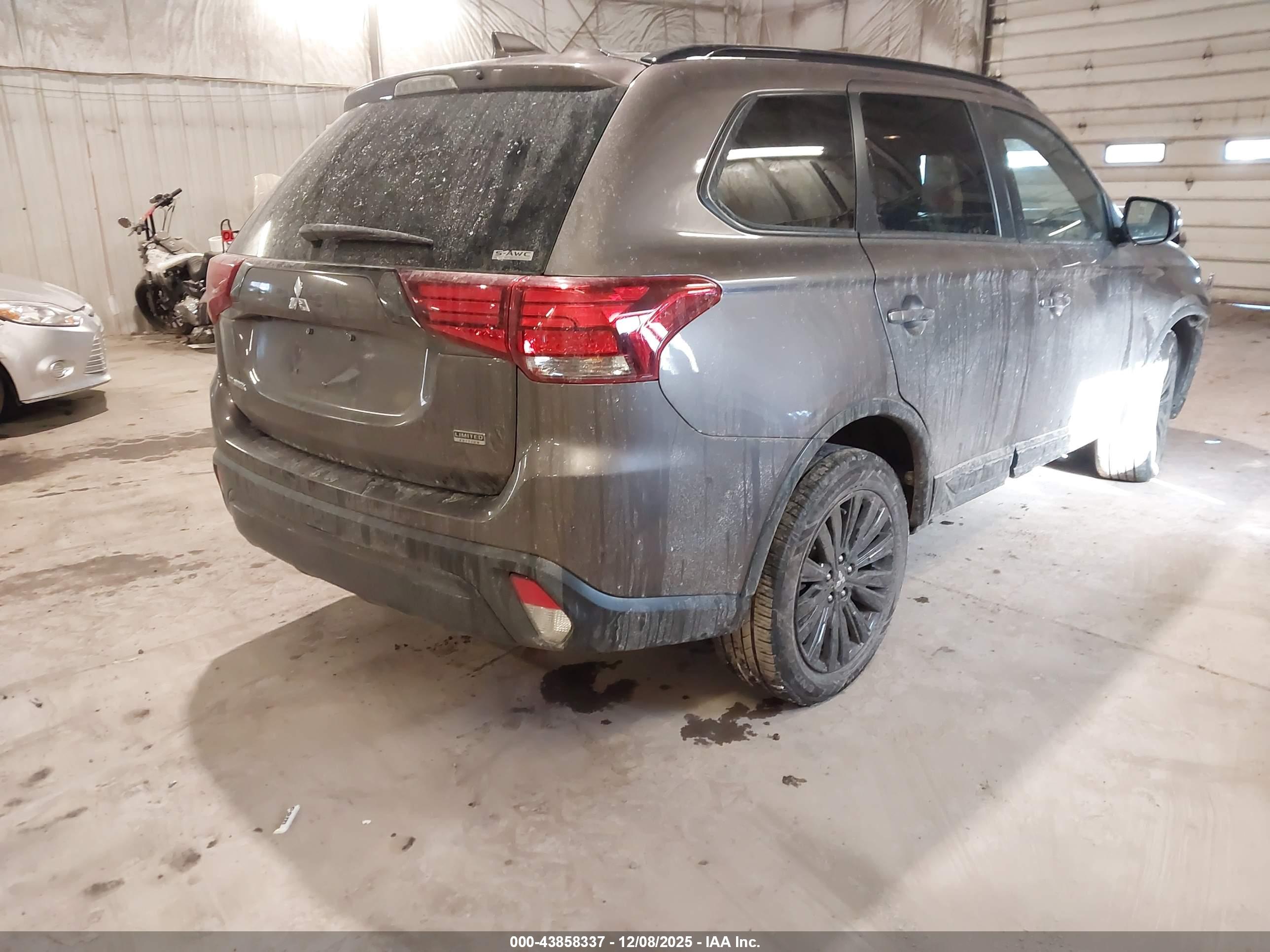 MITSUBISHI OUTLANDER image 4