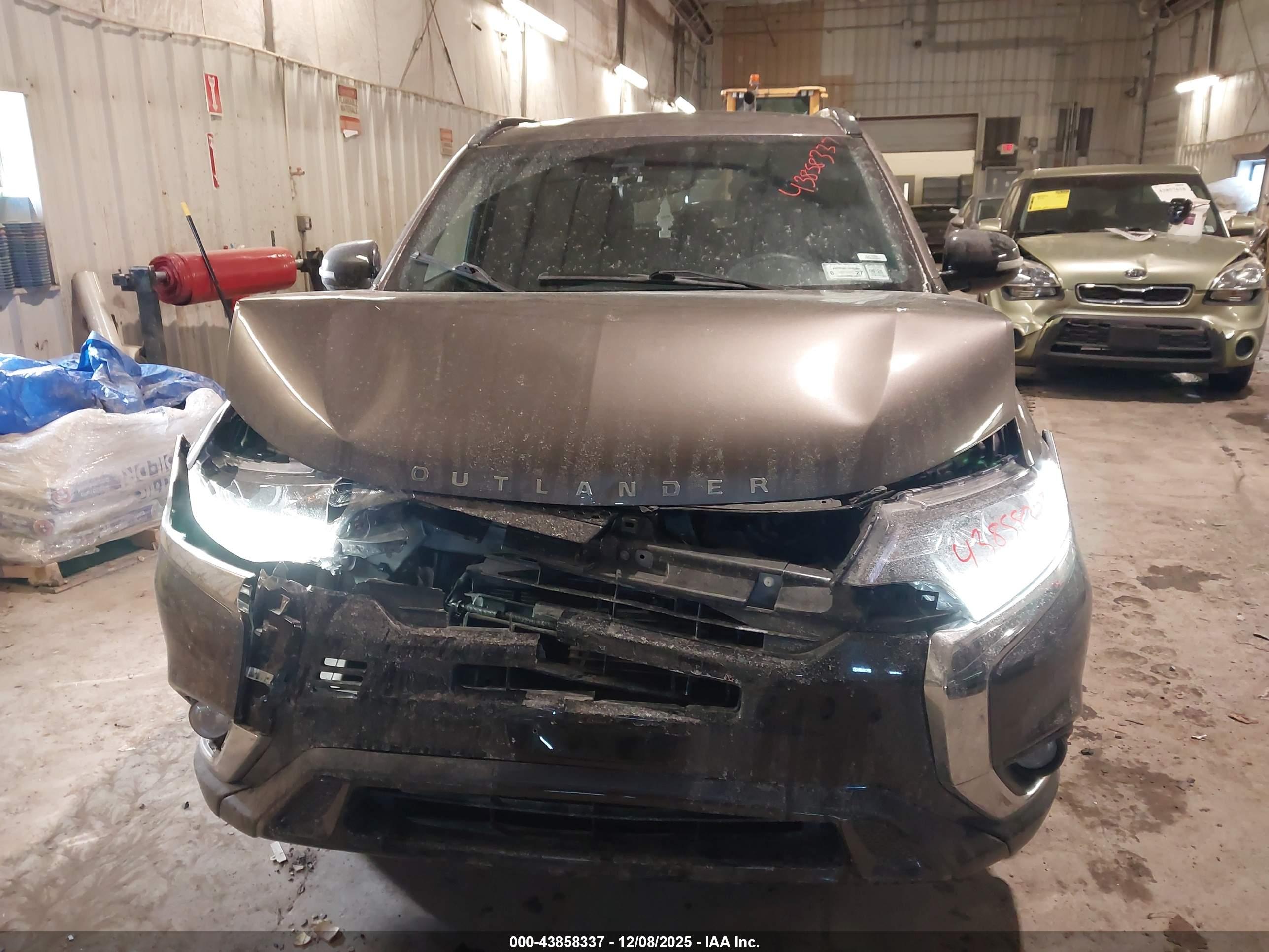 MITSUBISHI OUTLANDER image 6