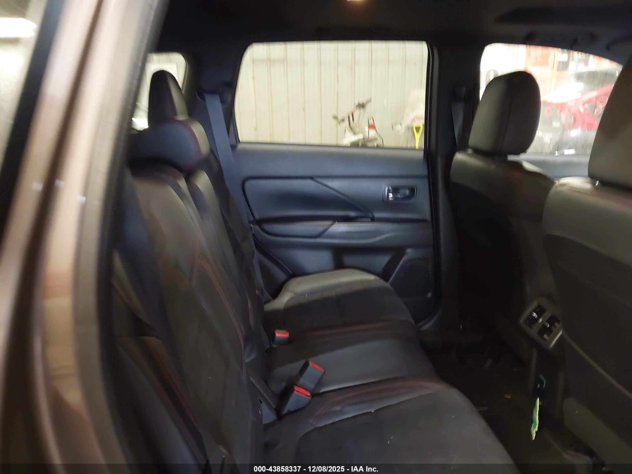 MITSUBISHI OUTLANDER image 8
