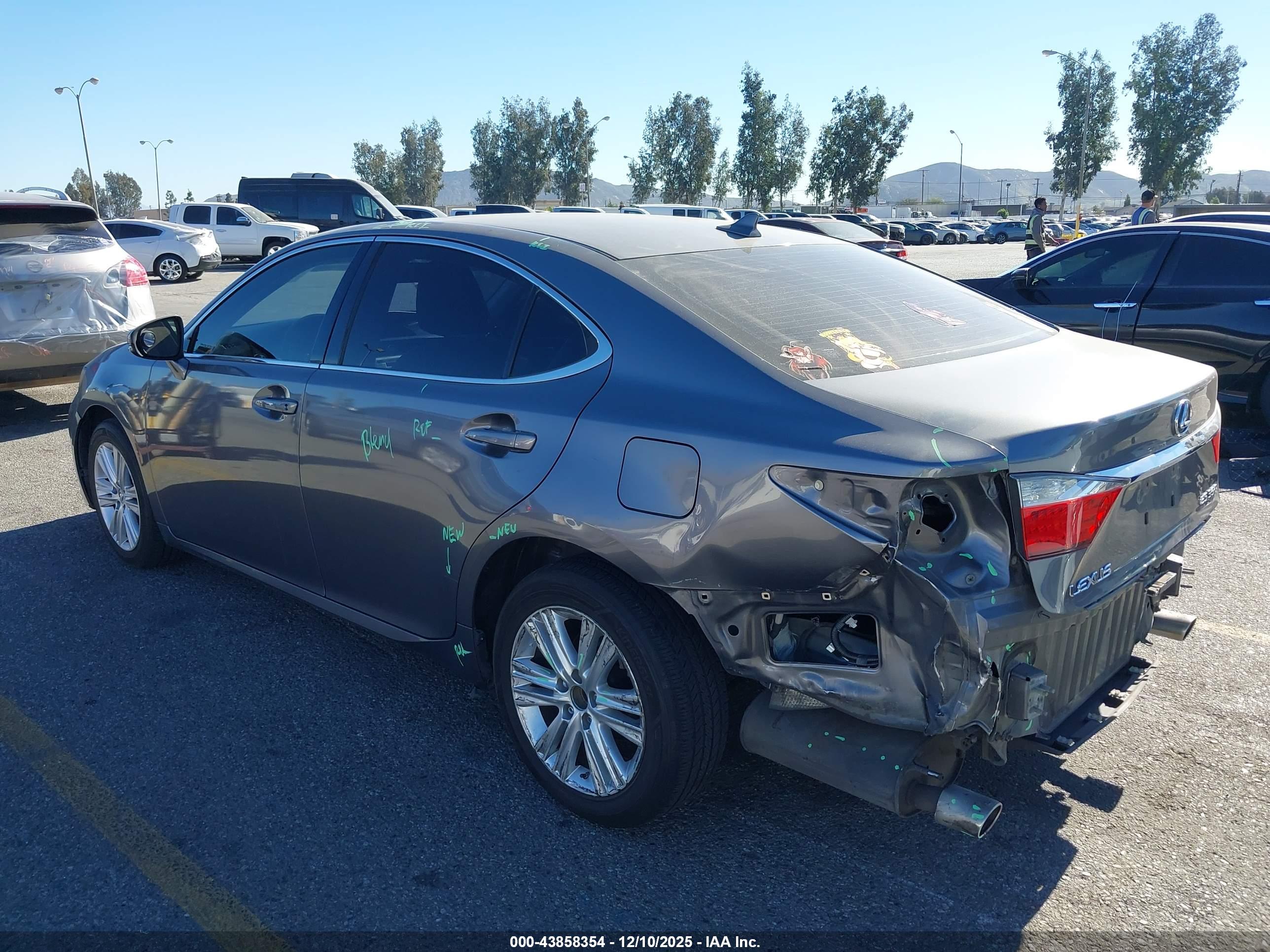 LEXUS ES image 3