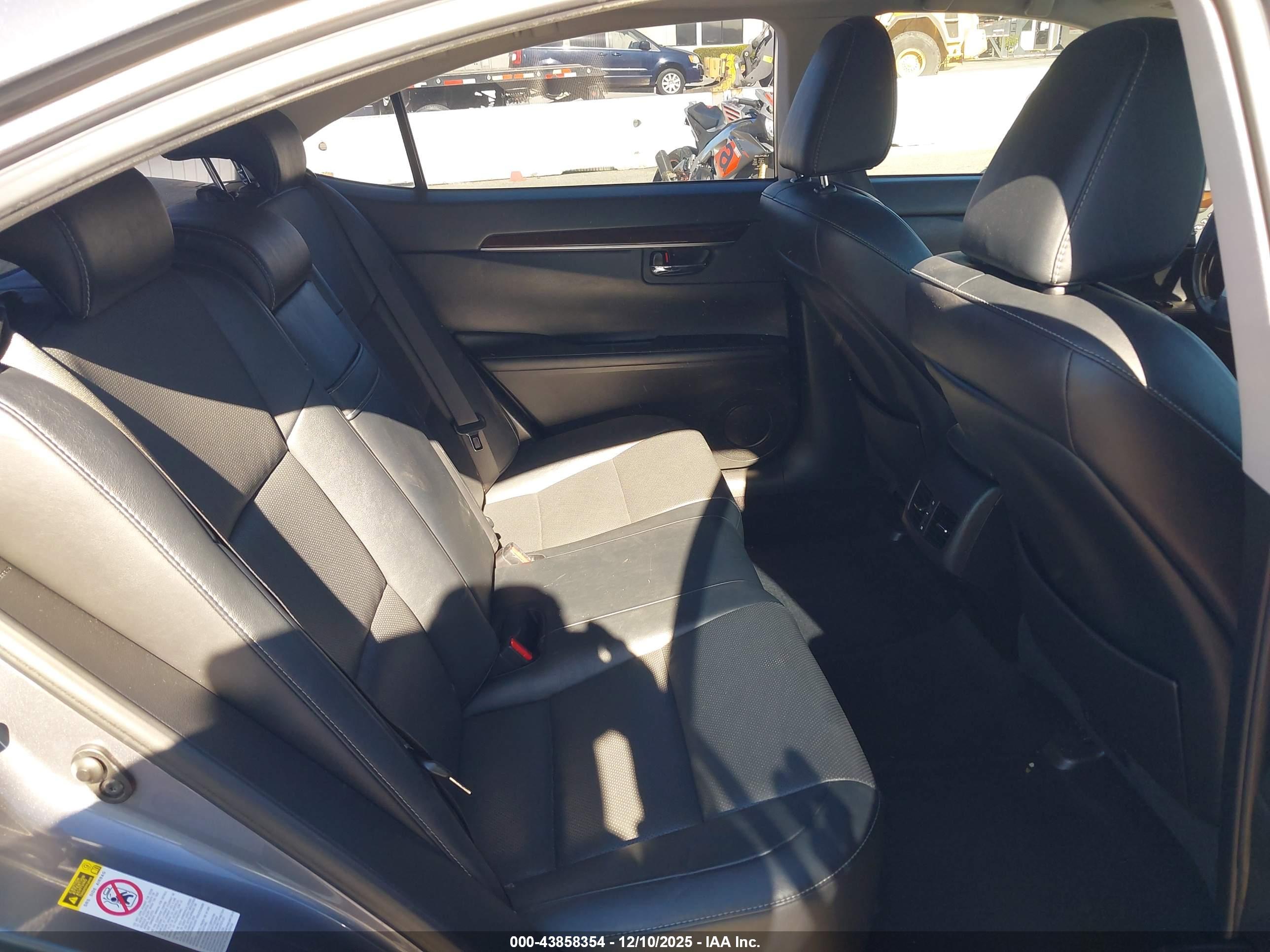 LEXUS ES image 8