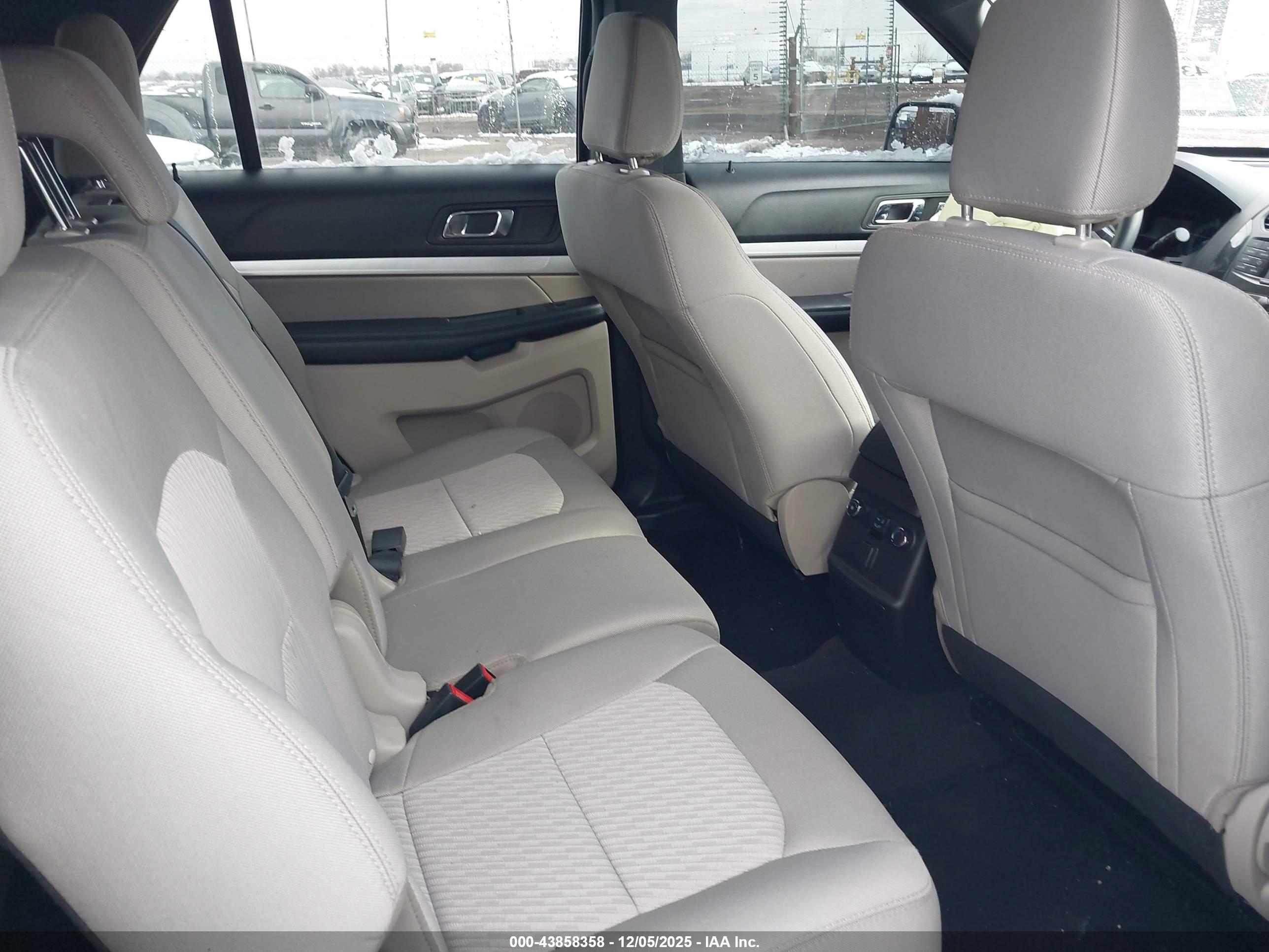 FORD EXPLORER image 8