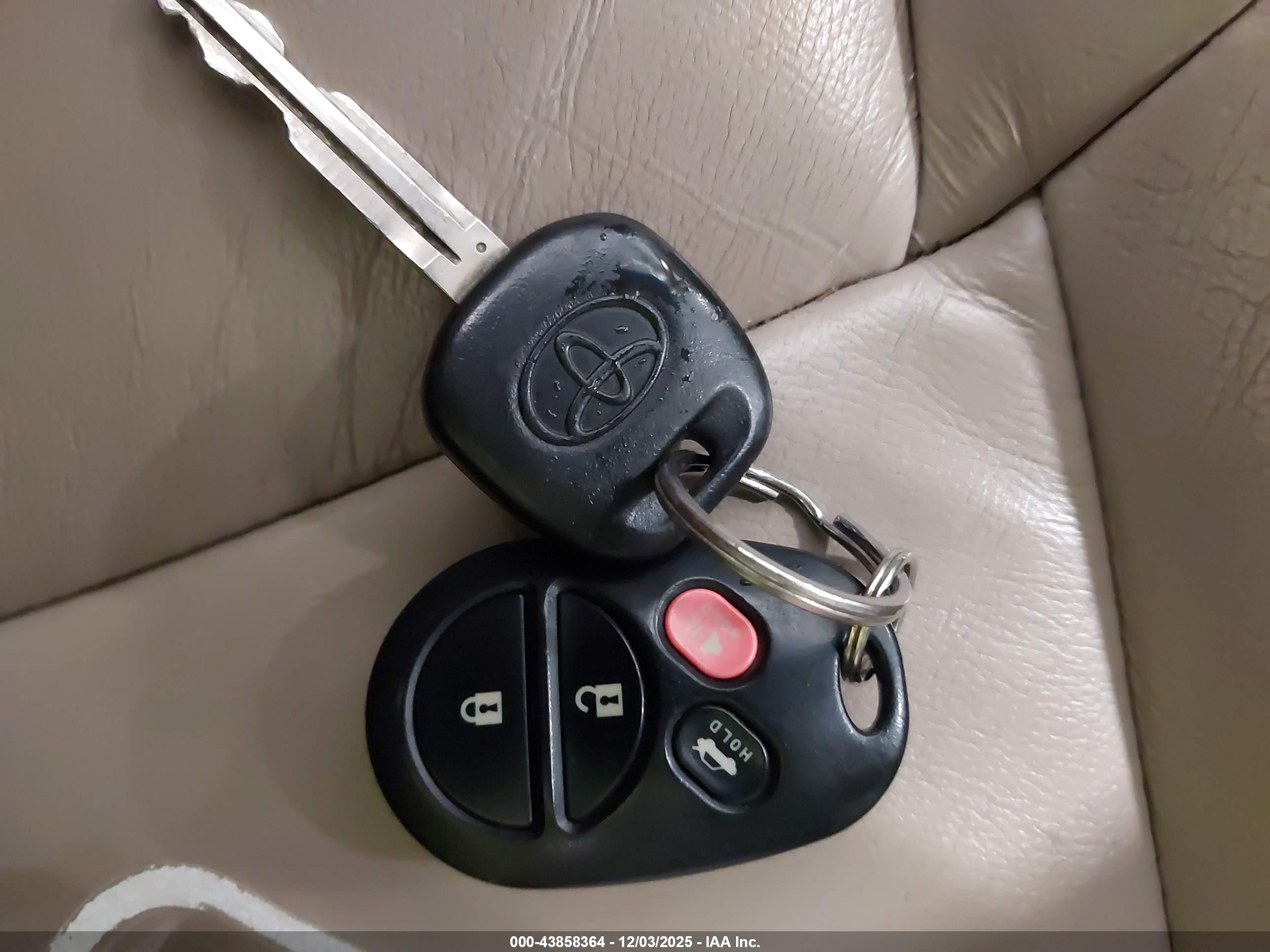TOYOTA AVALON image 11