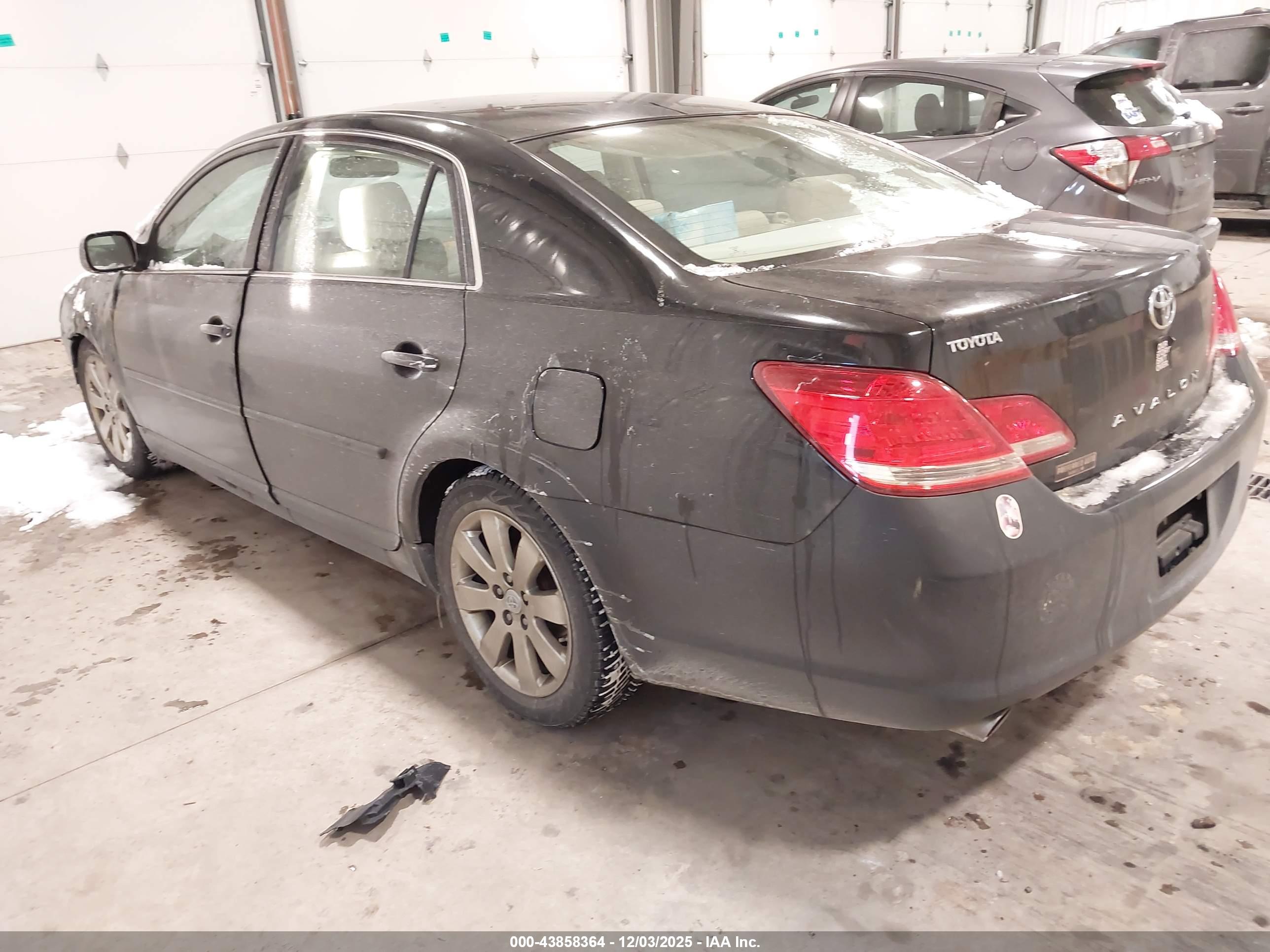 TOYOTA AVALON image 3