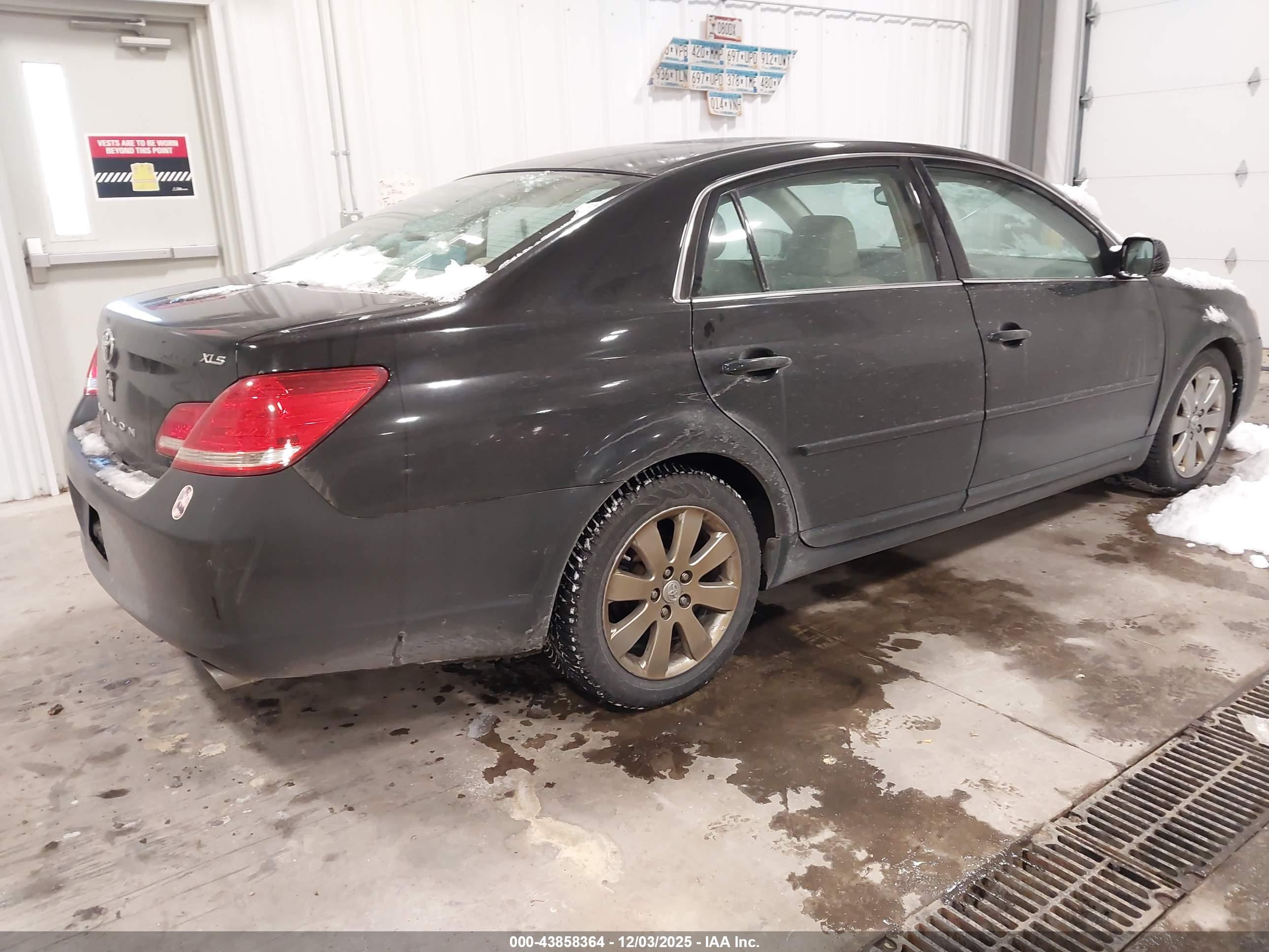 TOYOTA AVALON image 4