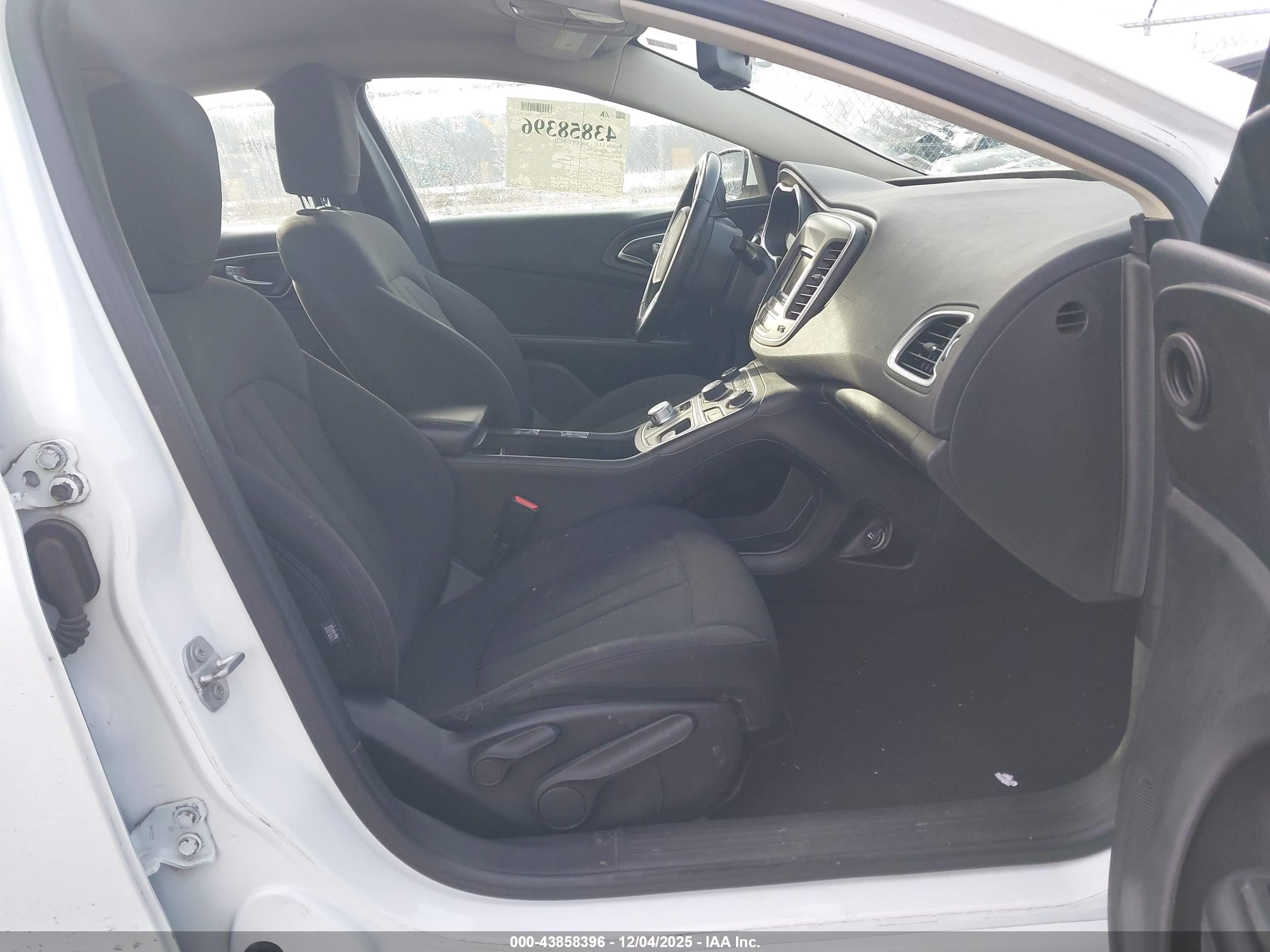 CHRYSLER 200 image 5