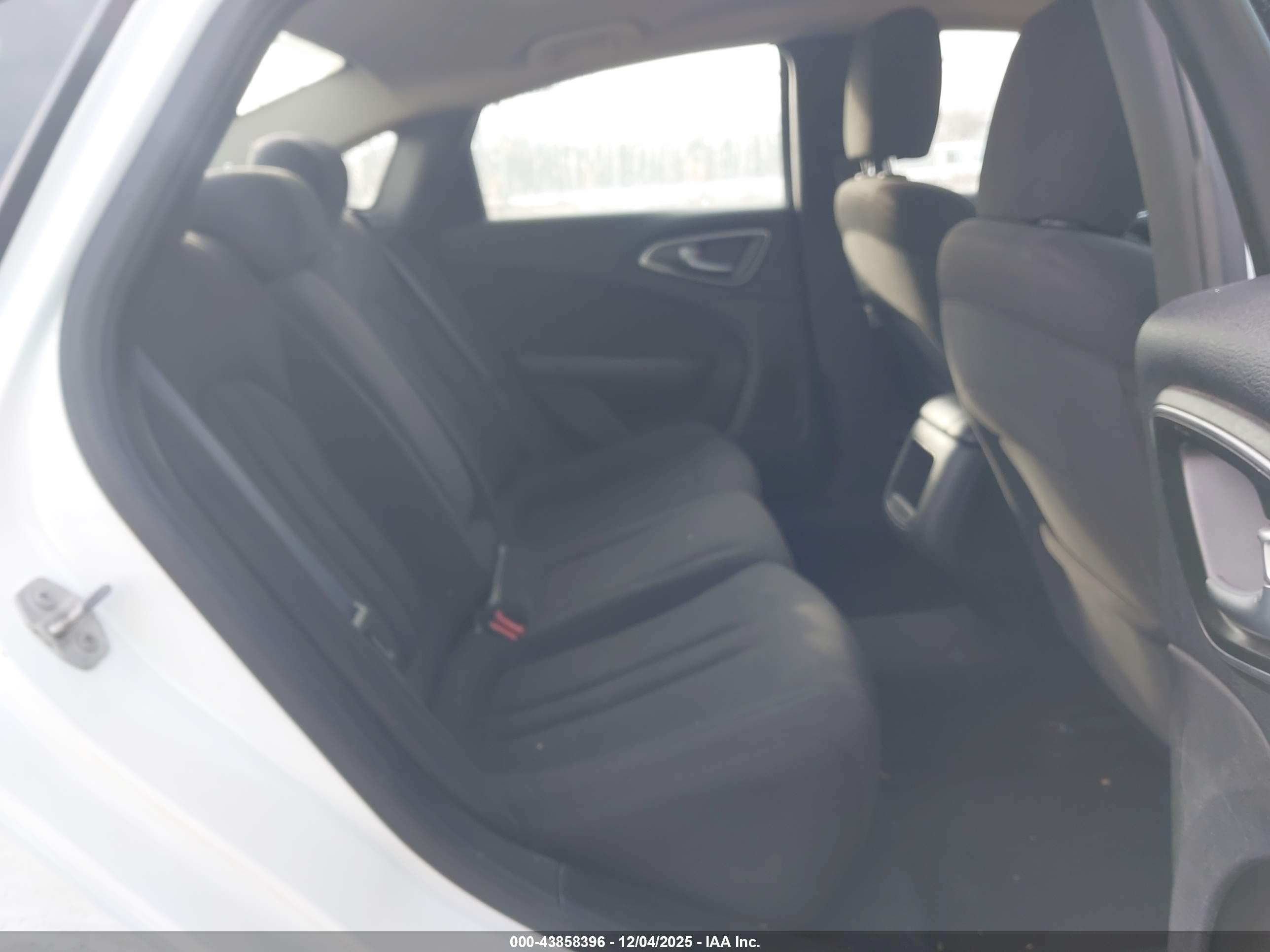 CHRYSLER 200 image 8