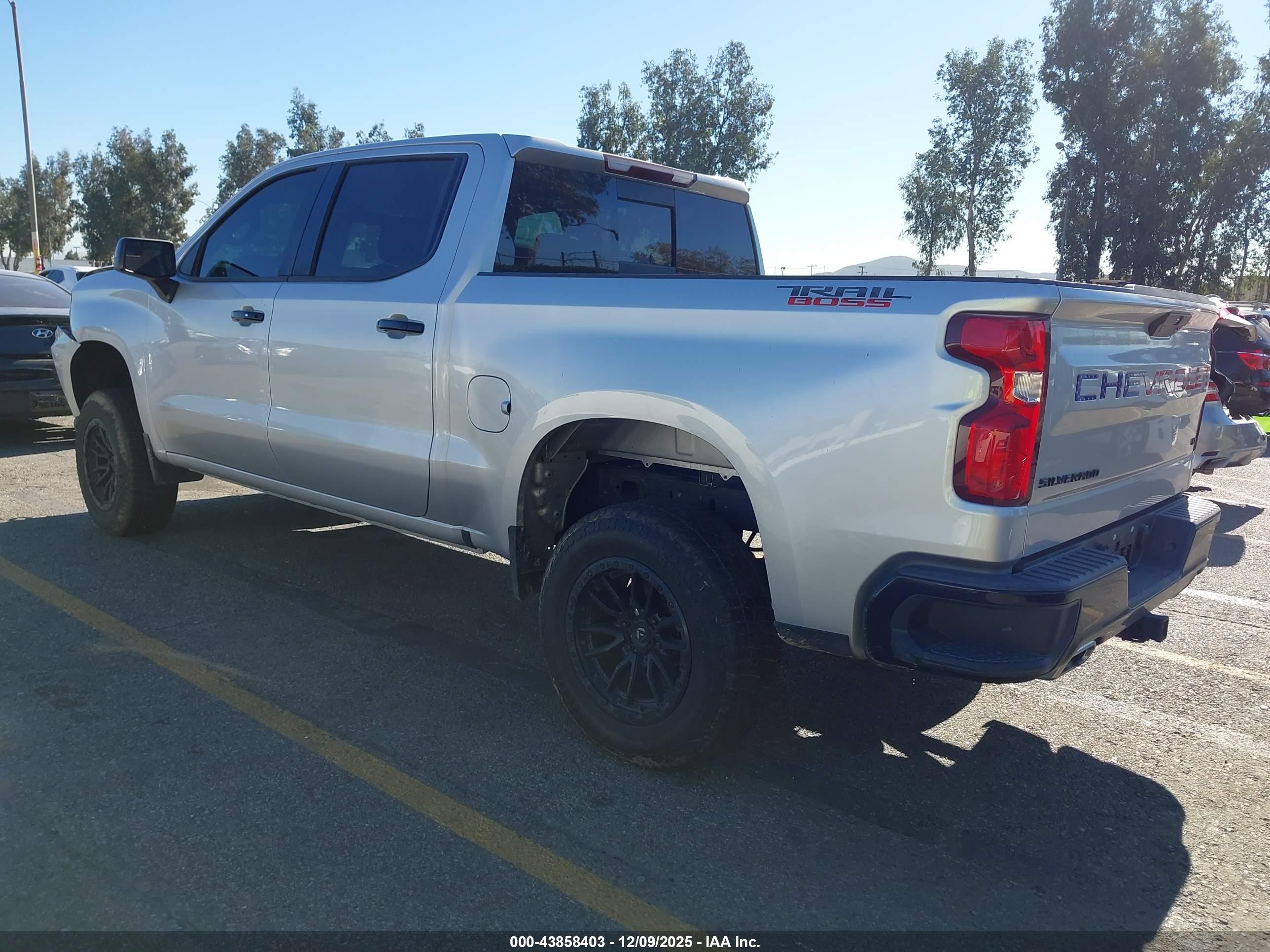 CHEVROLET SILVERADO image 3