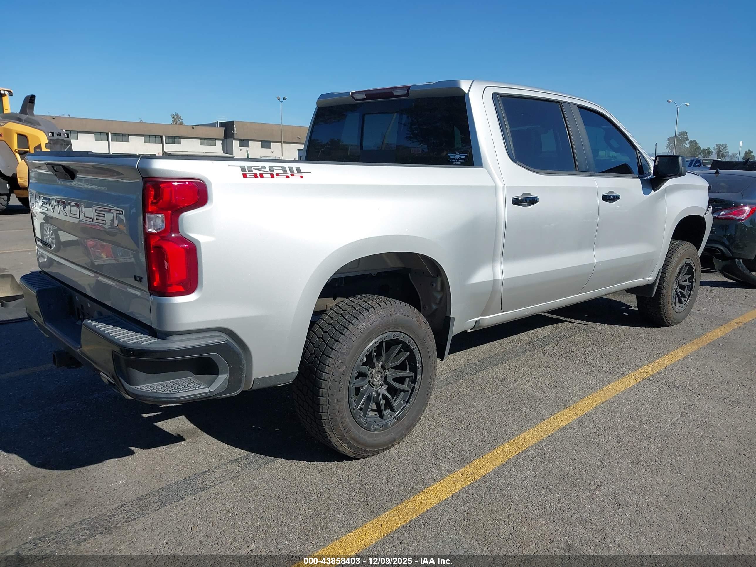 CHEVROLET SILVERADO image 4