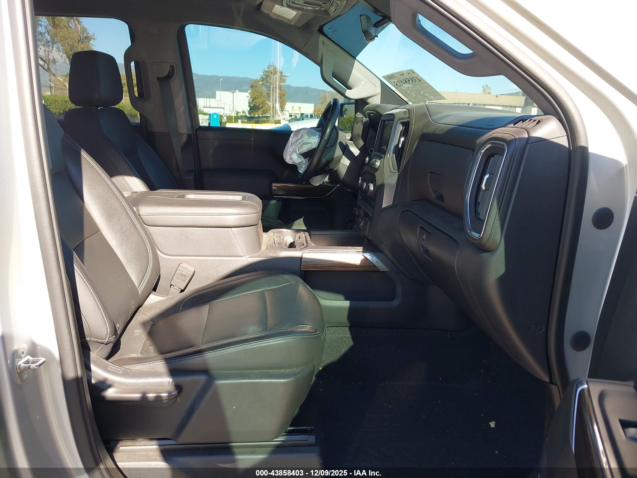 CHEVROLET SILVERADO image 5