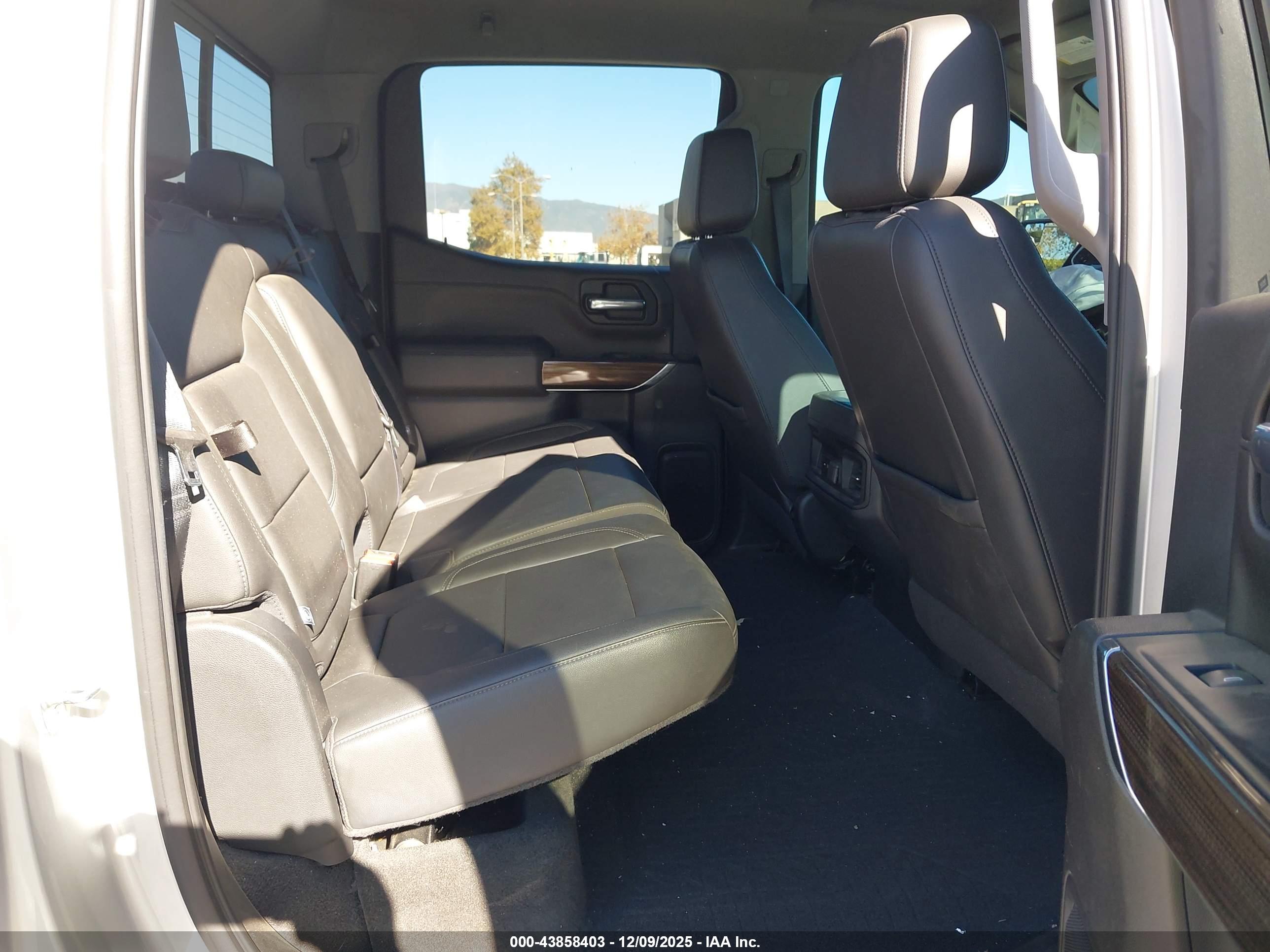 CHEVROLET SILVERADO image 8
