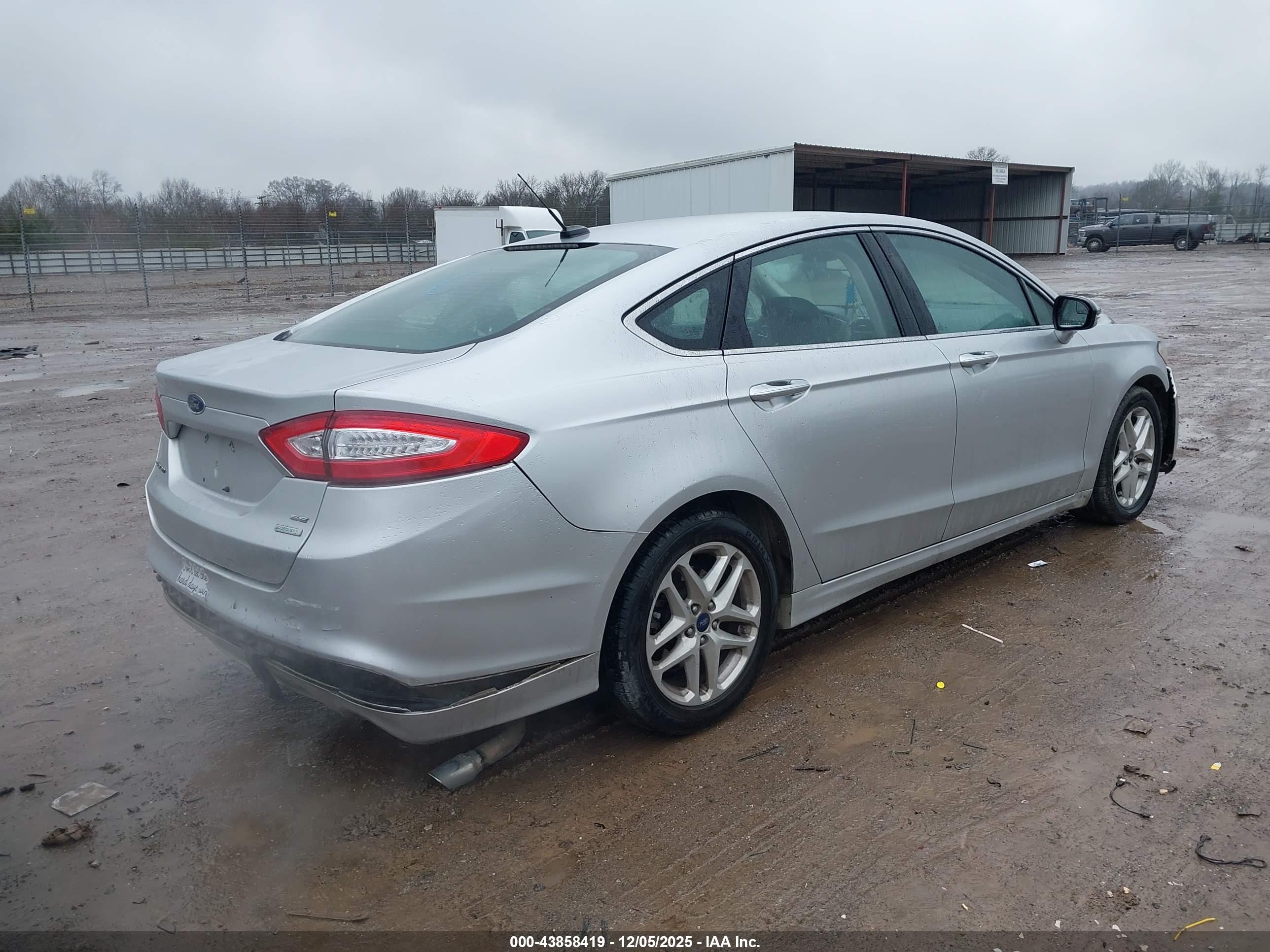 FORD FUSION image 4