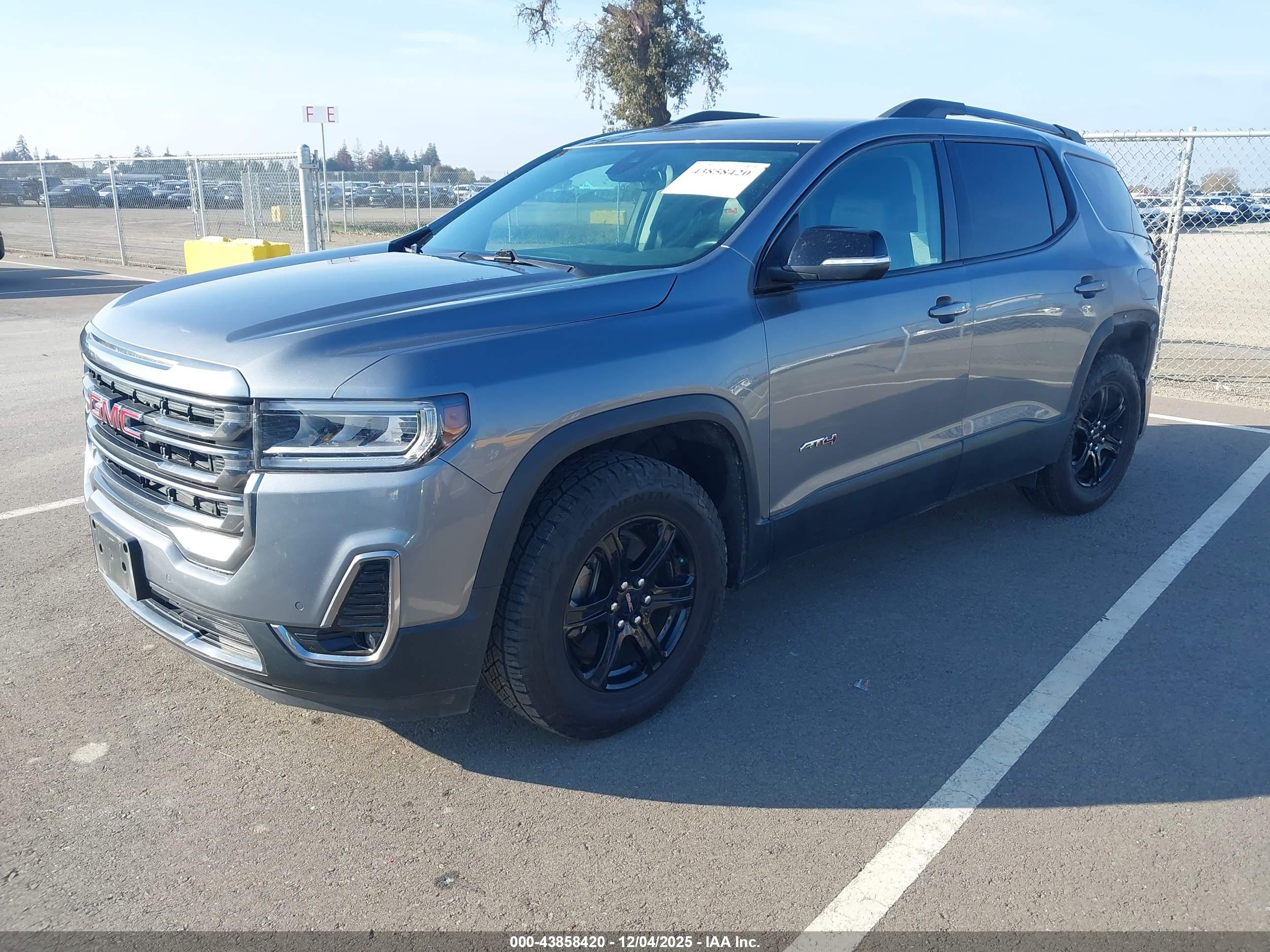 GMC ACADIA image 2