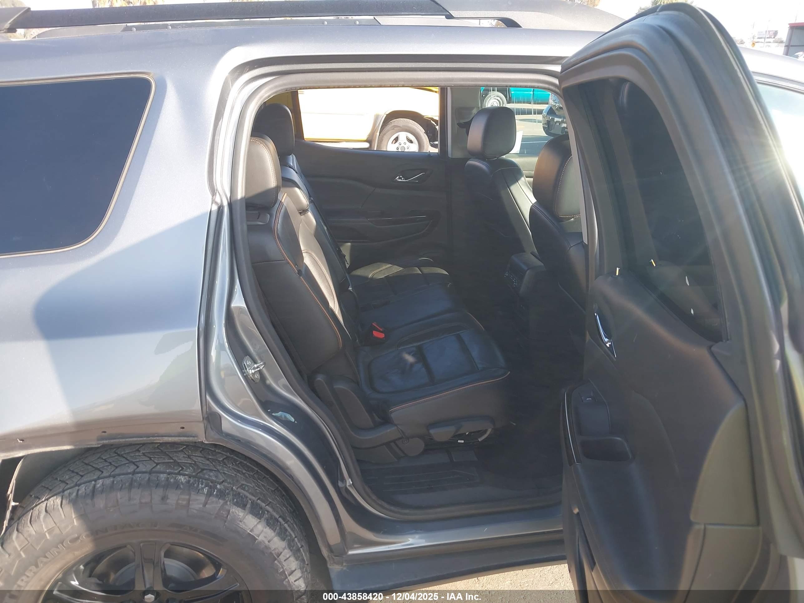 GMC ACADIA image 8