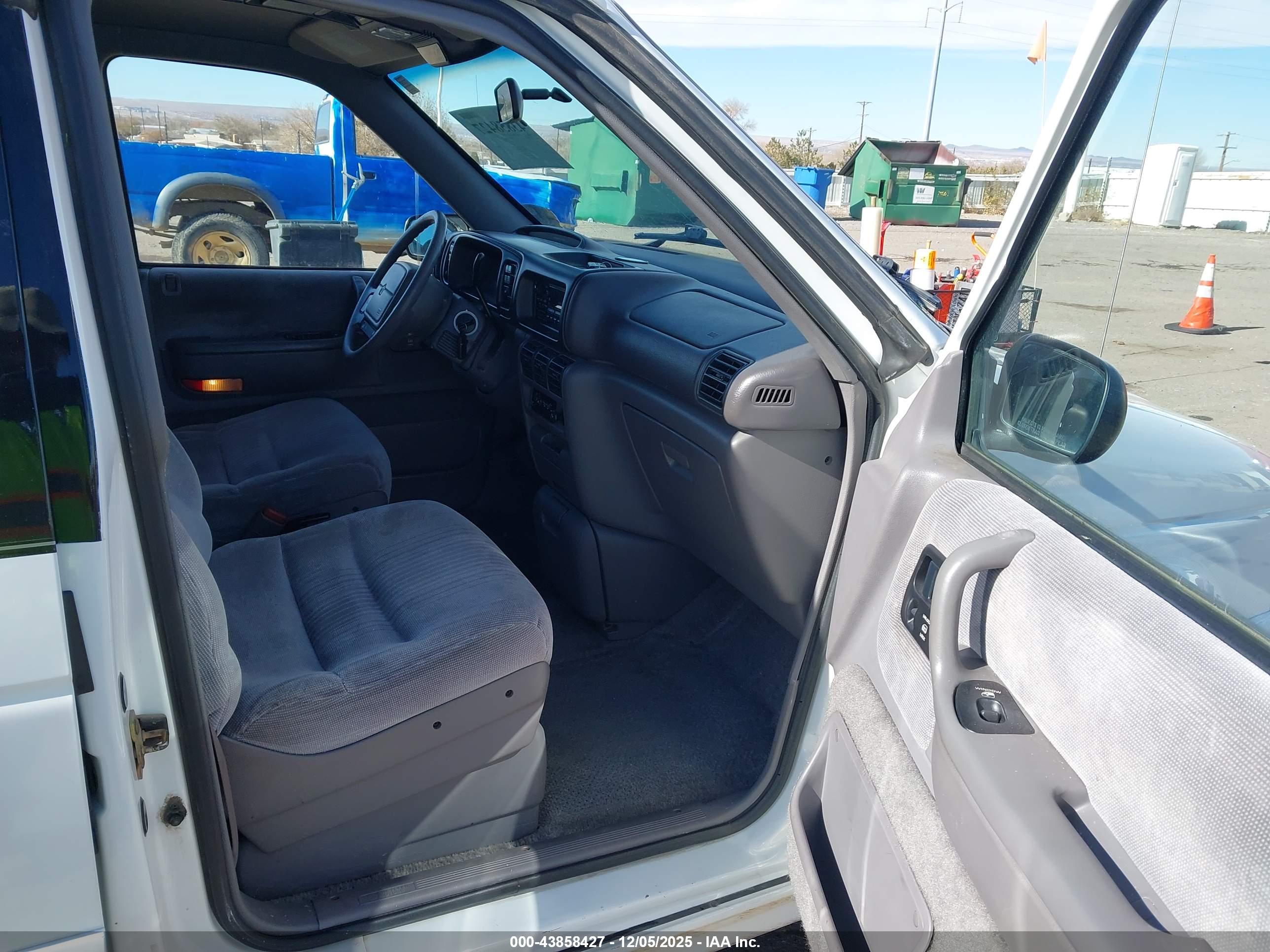 PLYMOUTH VOYAGER image 5