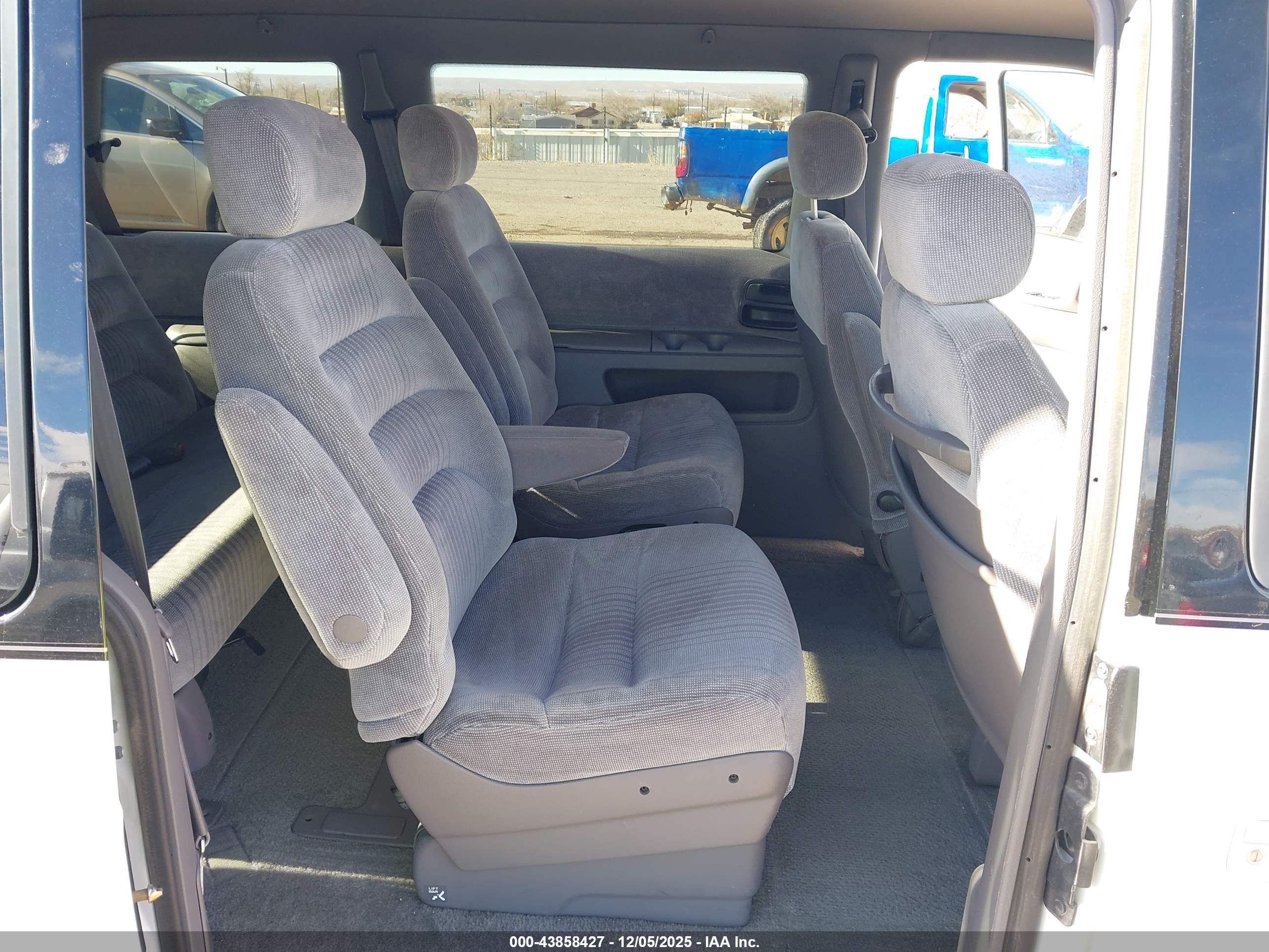 PLYMOUTH VOYAGER image 8
