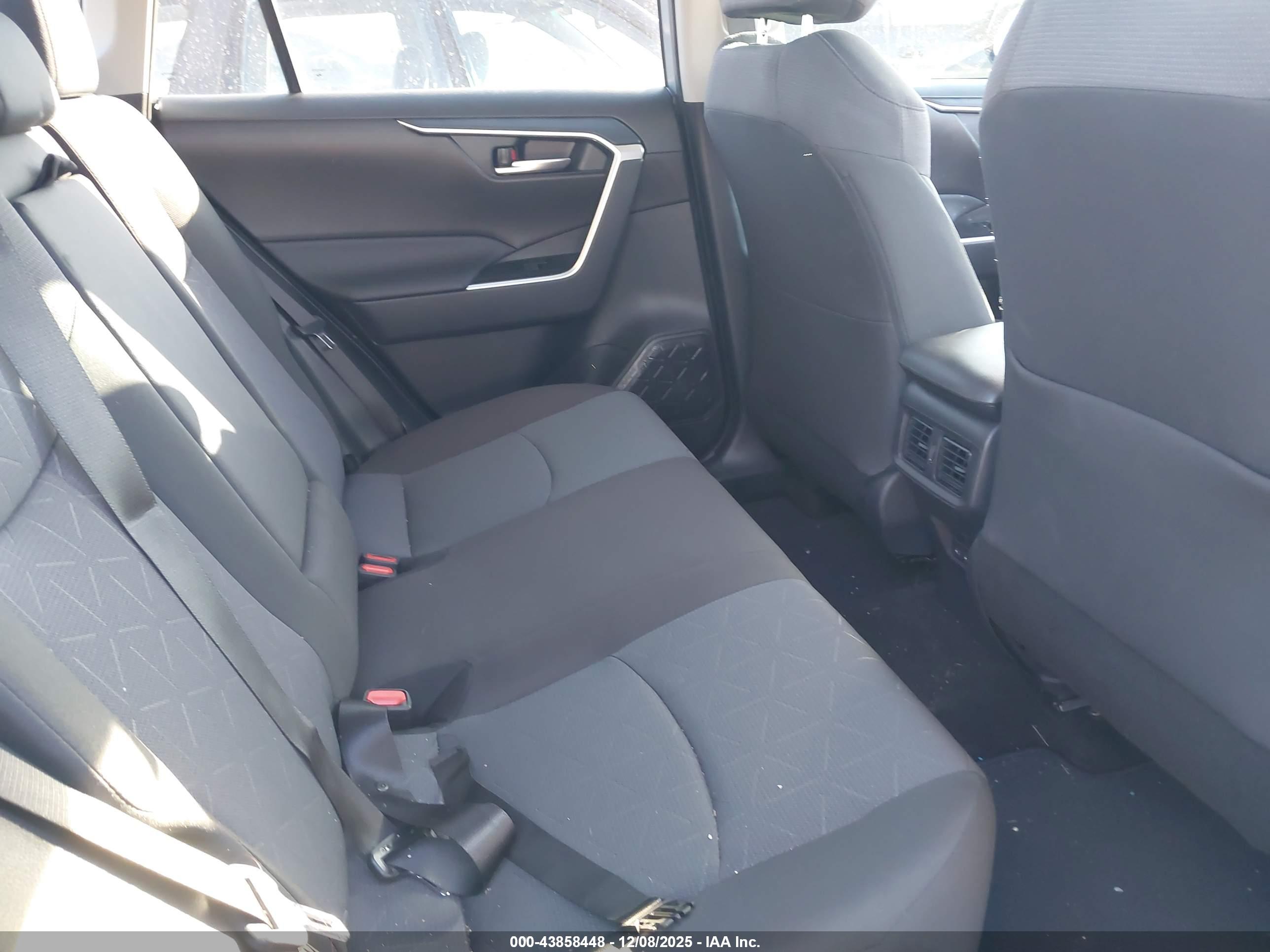 TOYOTA RAV4 image 8