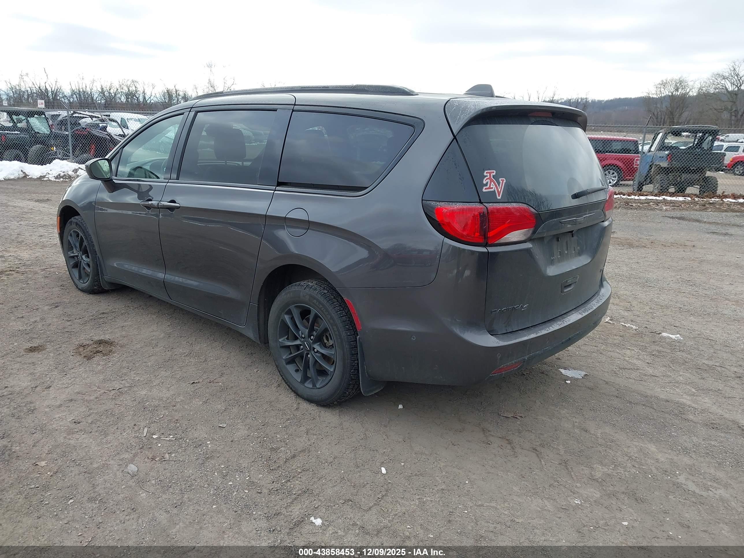 CHRYSLER PACIFICA image 3