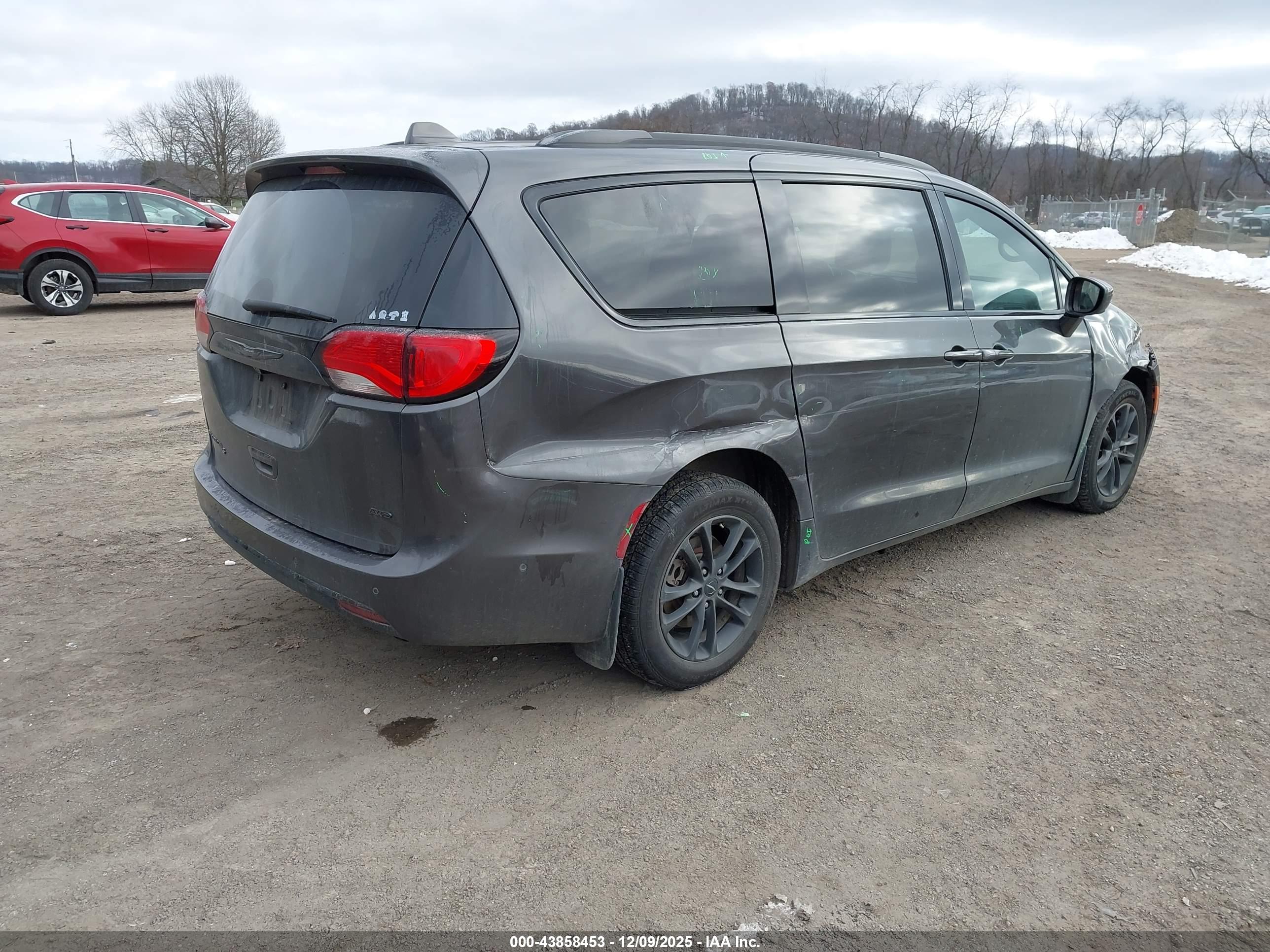 CHRYSLER PACIFICA image 4