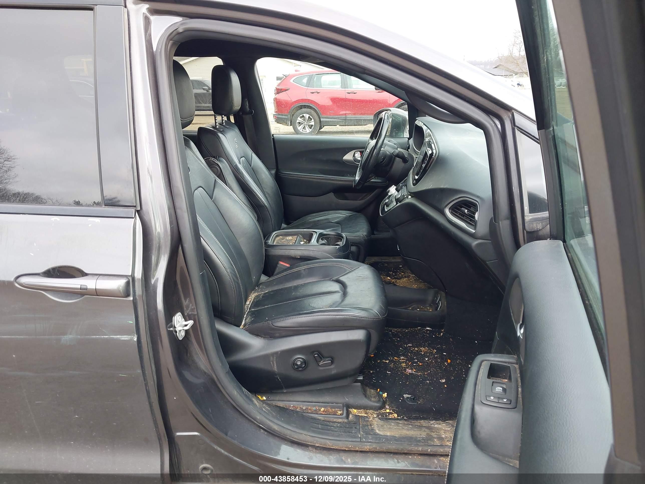CHRYSLER PACIFICA image 5
